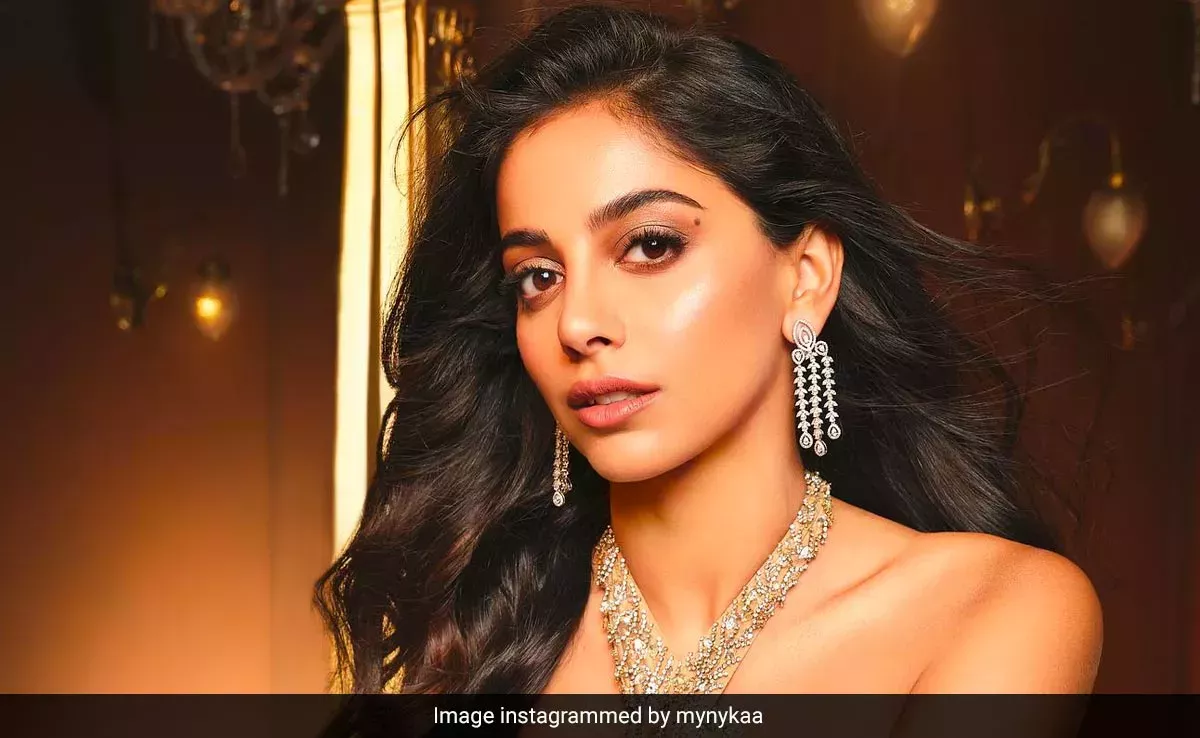 El maquillaje festivo de Banita Sandhu brilla más que su vestido recortado