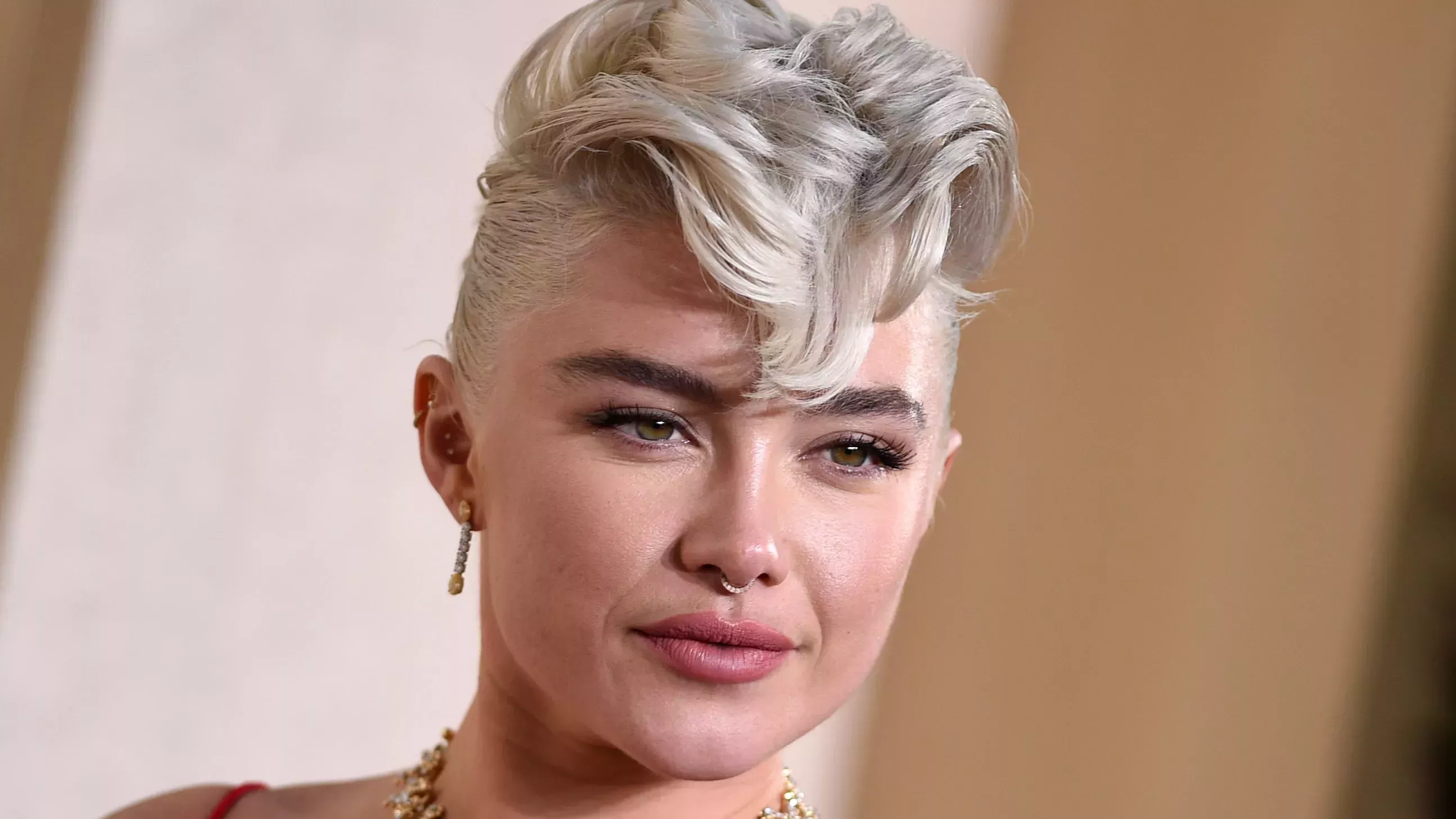 El peinado de Florence Pugh en los Premios del Gobernador fue en parte princesa y en parte punk