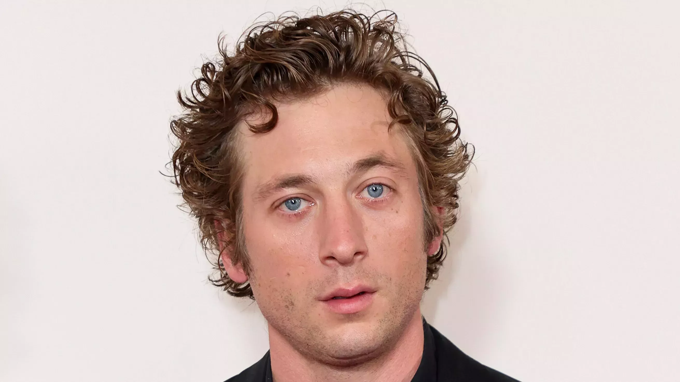 El pelo de Jeremy Allen White hace algo realmente mágico en su campaña para Calvin Klein