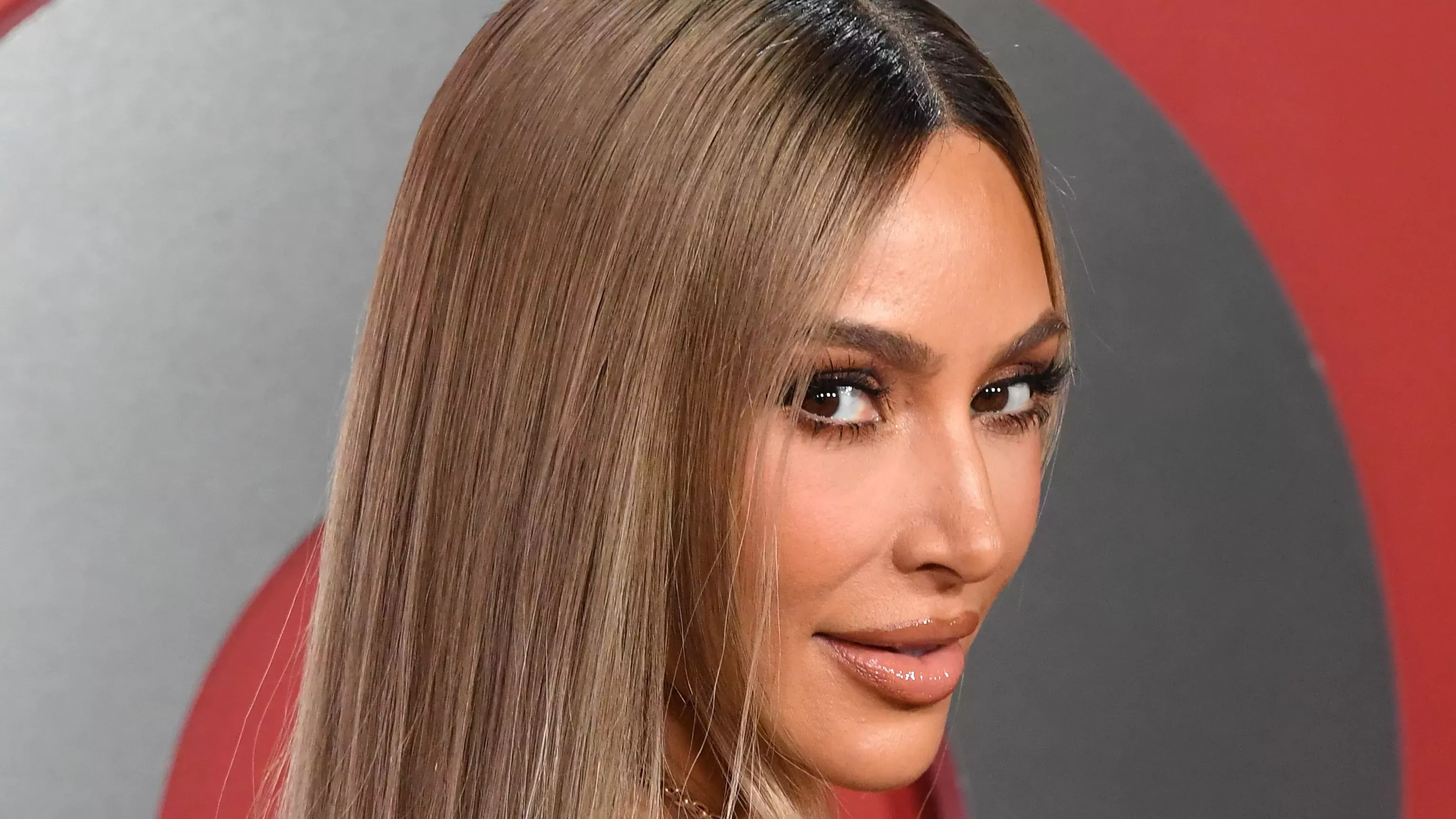 Kim Kardashian acaba de lucir la manicura más gótica de su vida