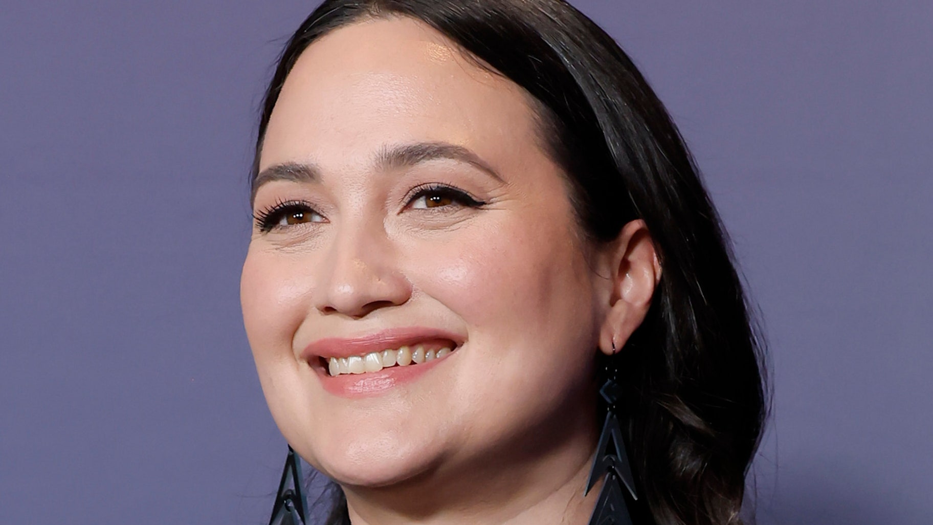 Lily Gladstone combinó su delineador de ojos con su vestido azul brillante de los Critics' Choice