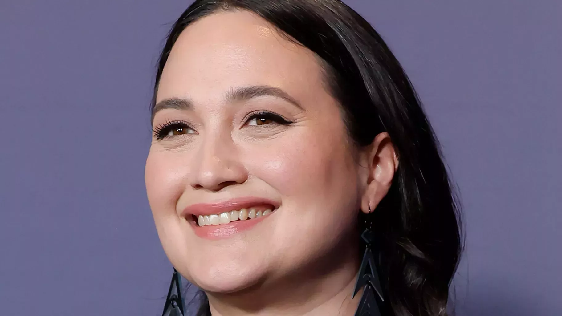 Lily Gladstone combinó su delineador de ojos con su vestido azul brillante de los Critics' Choice