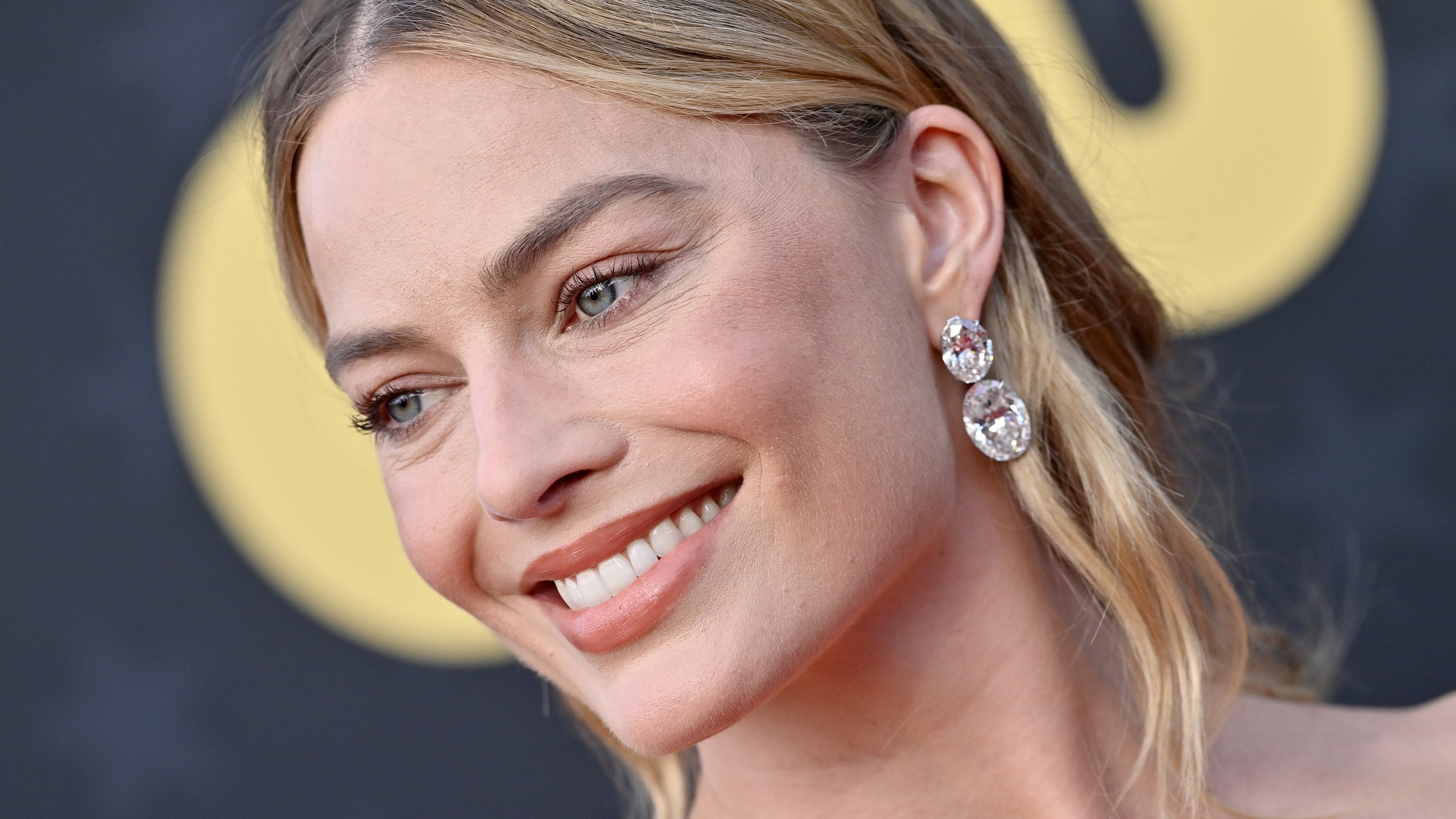 Margot Robbie lució su manicura más inspirada en Barbie en los Critics' Choice Awards