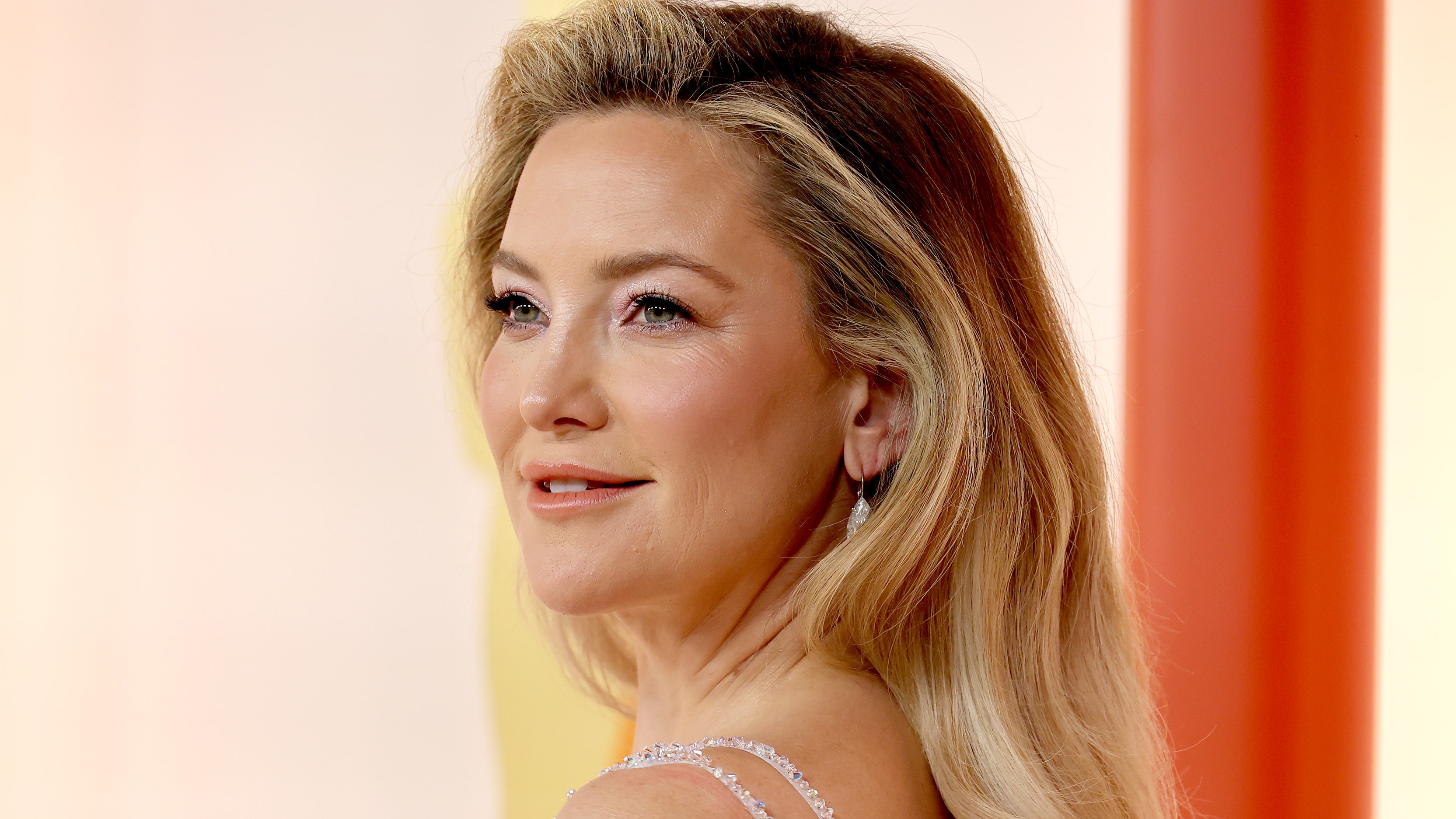 No recuerdo la última vez que vi a Kate Hudson con un color de labios tan oscuro