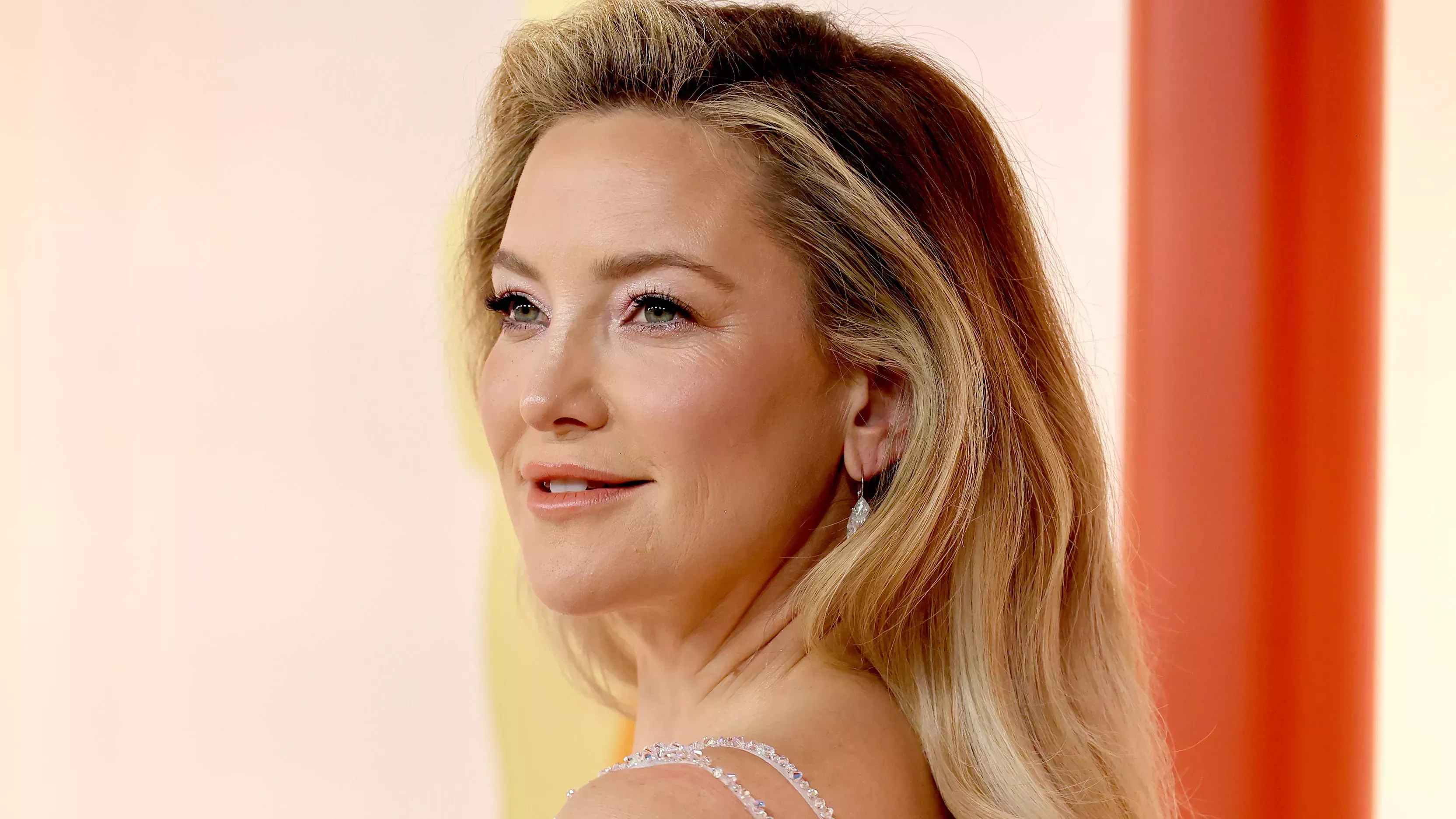 No recuerdo la última vez que vi a Kate Hudson con un color de labios tan oscuro