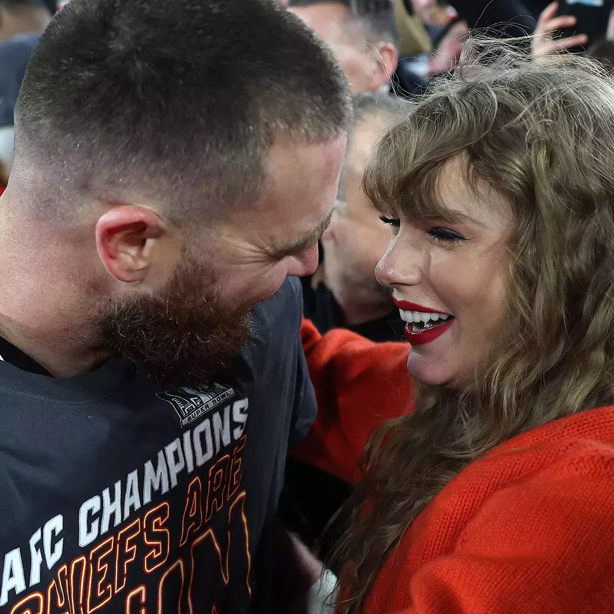 Taylor Swift besa a Travis Kelce después de que los Chiefs ganen el campeonato de la AFC y pasen a la Super Bowl