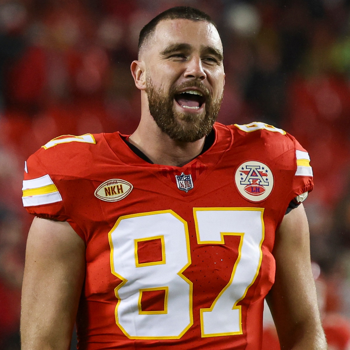 Travis Kelce tiene una reacción ganadora cuando le preguntan por la persona más famosa de su teléfono