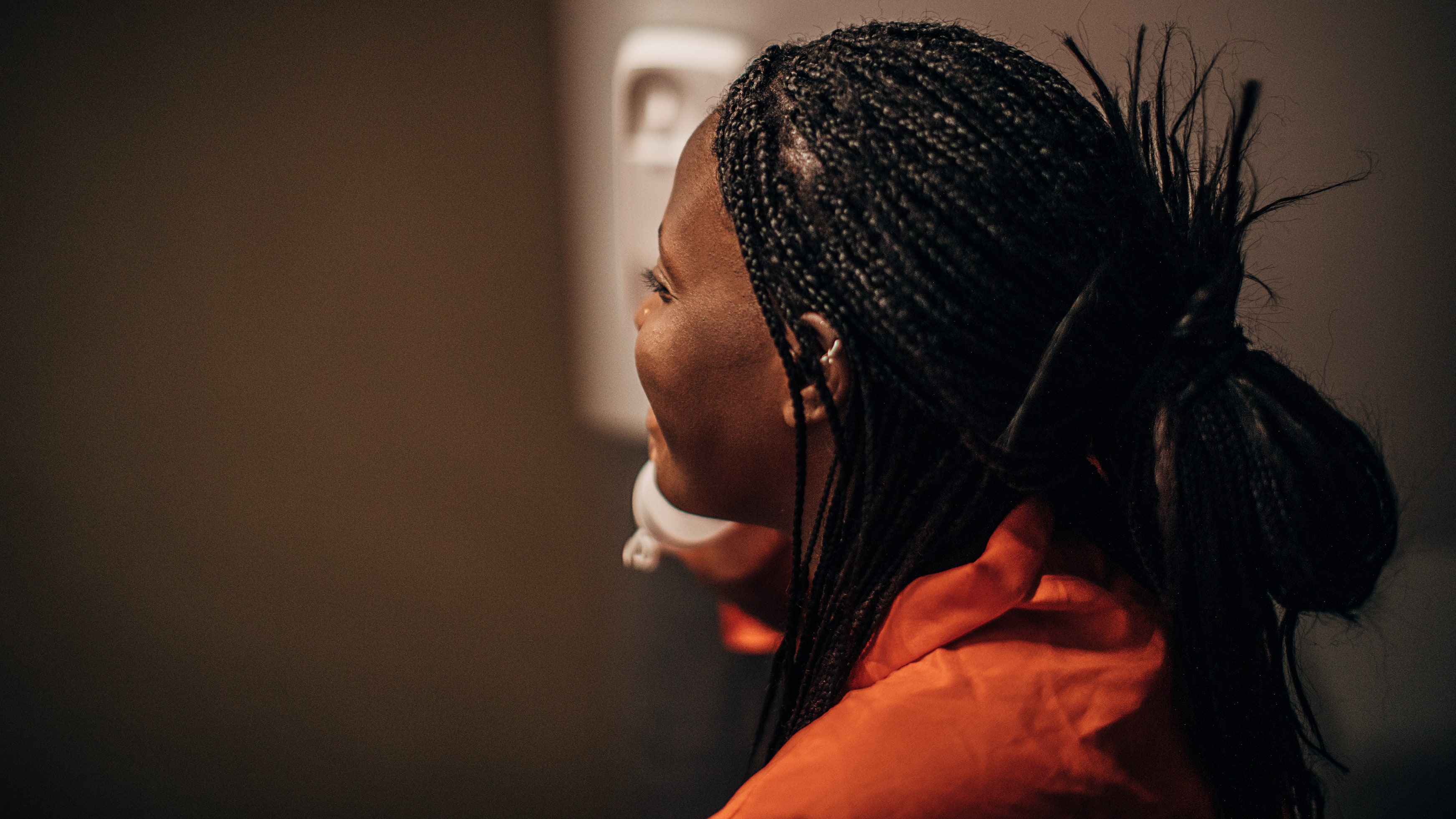 Un nuevo proyecto de ley en California pretende garantizar que las personas de color encarceladas tengan acceso a productos capilares adecuados