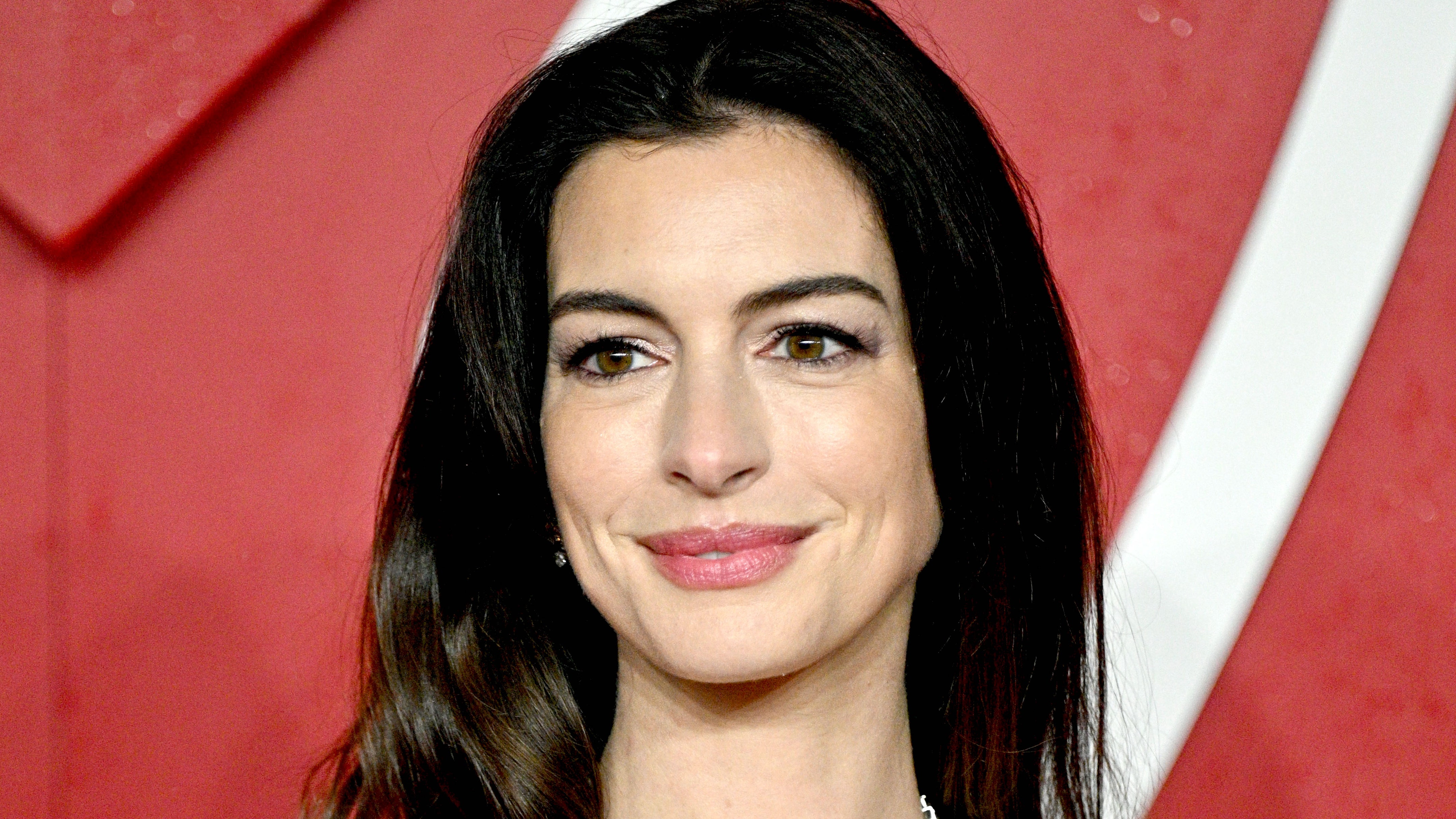 Anne Hathaway puede lucir su nuevo flequillo en el brillo espejo de su manicura