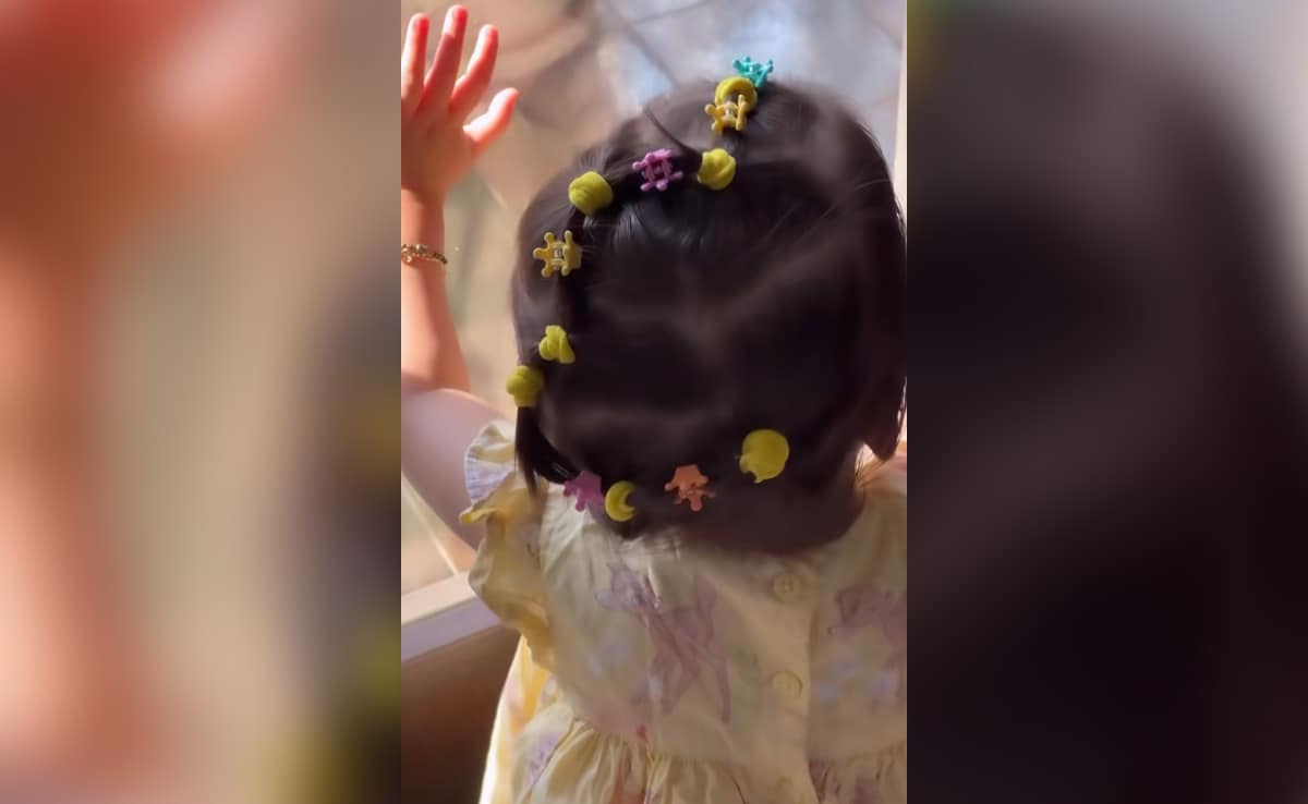 Devi, la hija de Bipasha Basu, ya es una amante de la belleza con su peinado ondulado y sus clips multicolores