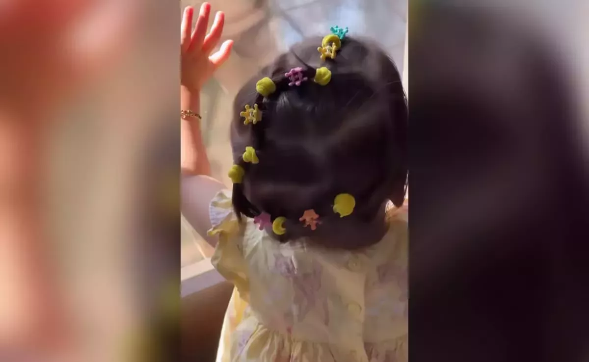Devi, la hija de Bipasha Basu, ya es una amante de la belleza con su peinado ondulado y sus clips multicolores
