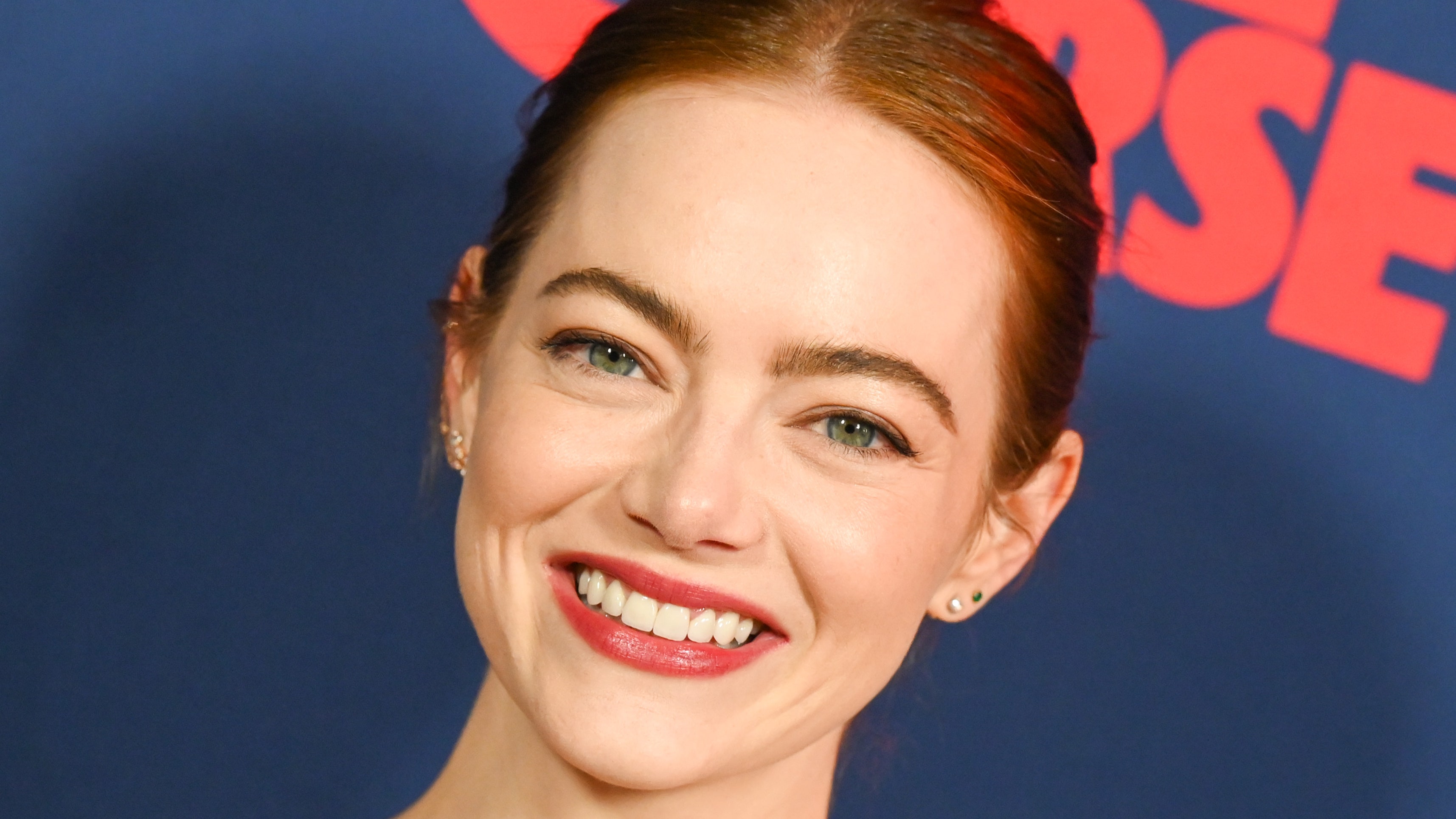 Emma Stone lució el color del año en toda su cara en los BAFTA