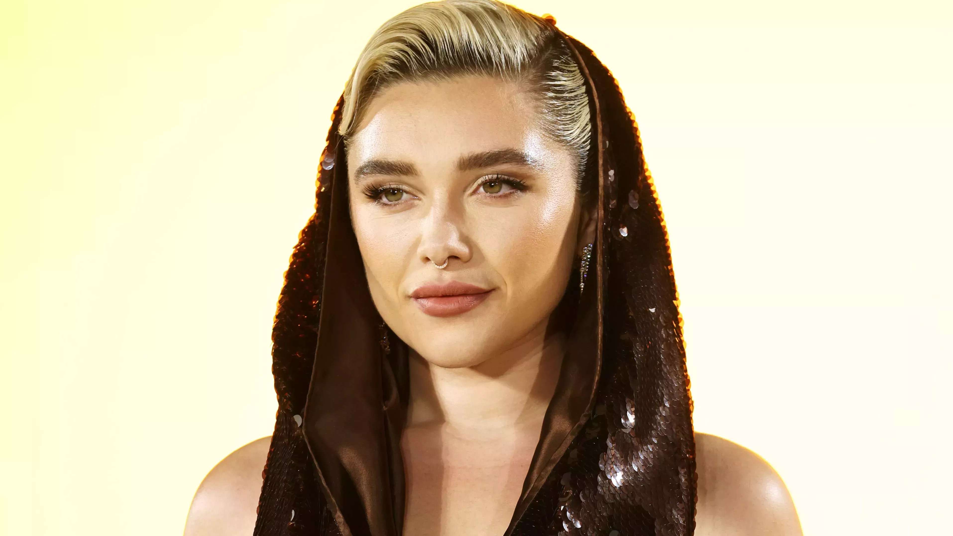 Florence Pugh me ha transportado al año 3000 con su eyeliner metalizado y su coleta ladeada