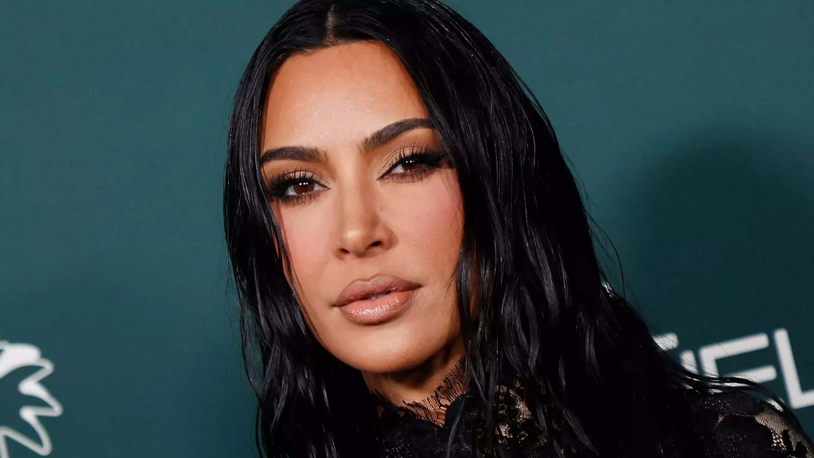 Kim Kardashian trata los brotes de psoriasis con plástico y loción. ¿Debería hacerlo usted?