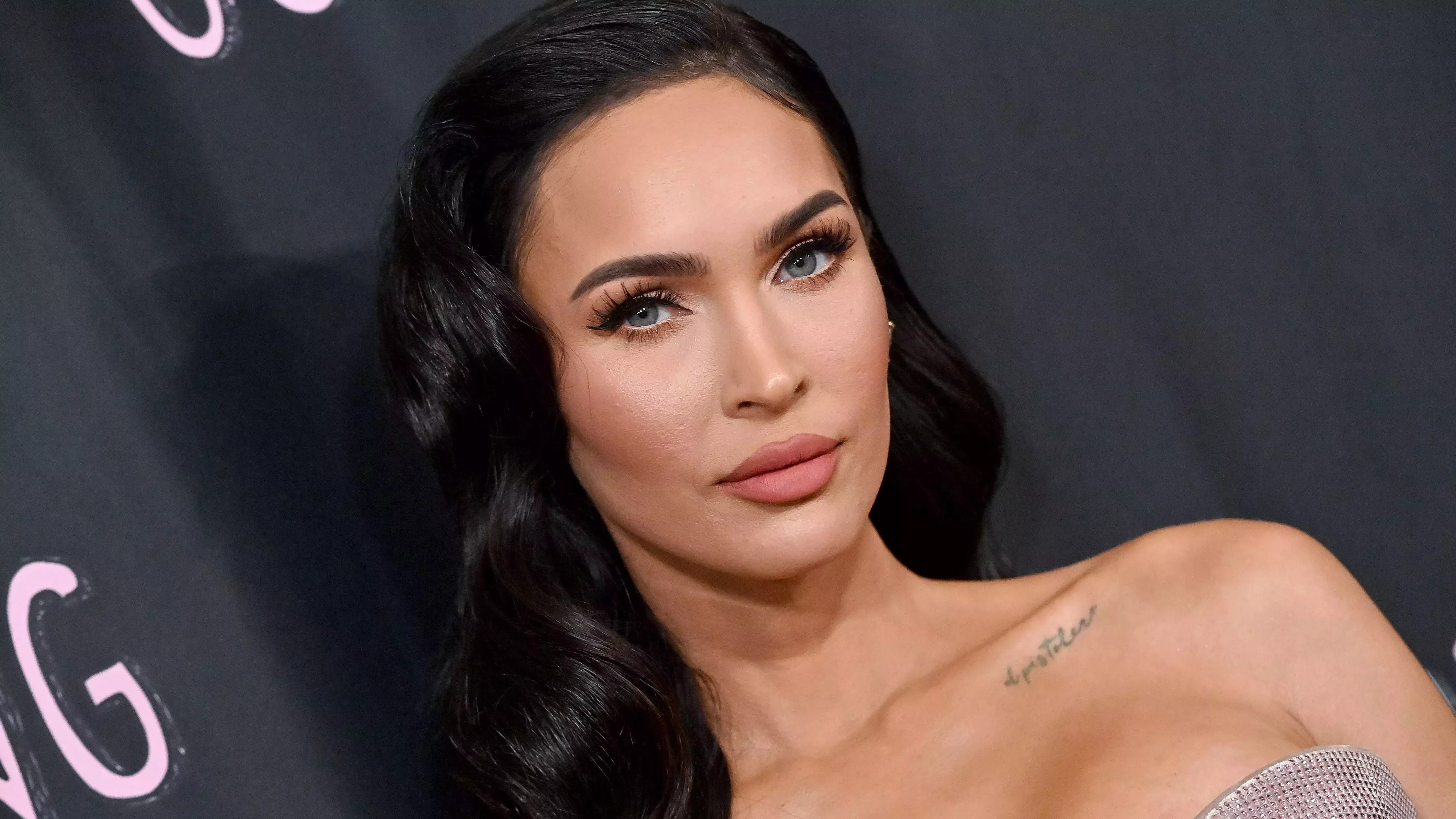 La última manicura 3D de Megan Fox combina con su nuevo pelo rosa