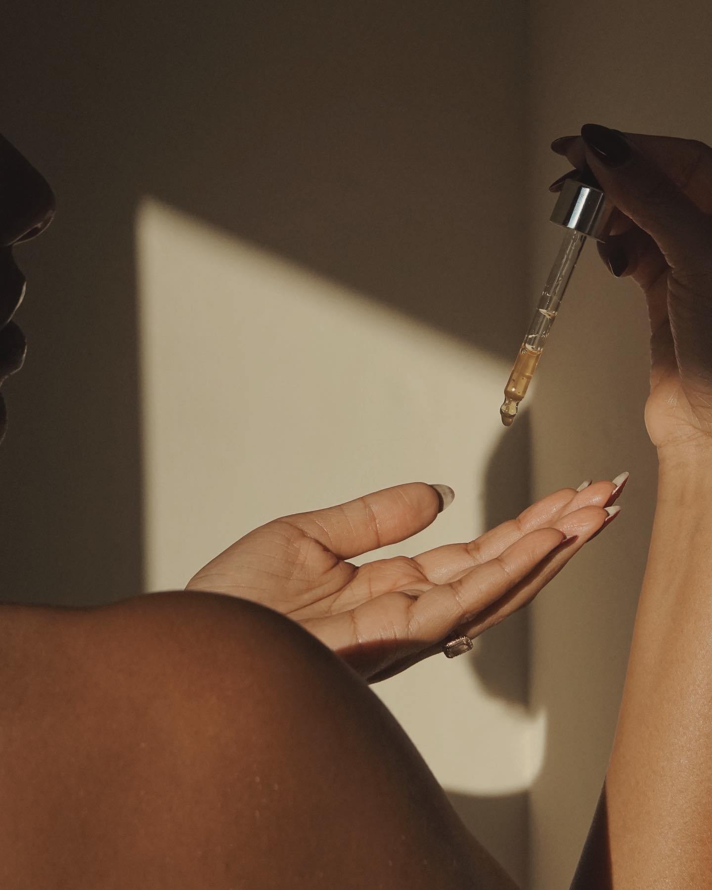 Los aceites faciales que el equipo Poosh adora ahora mismo