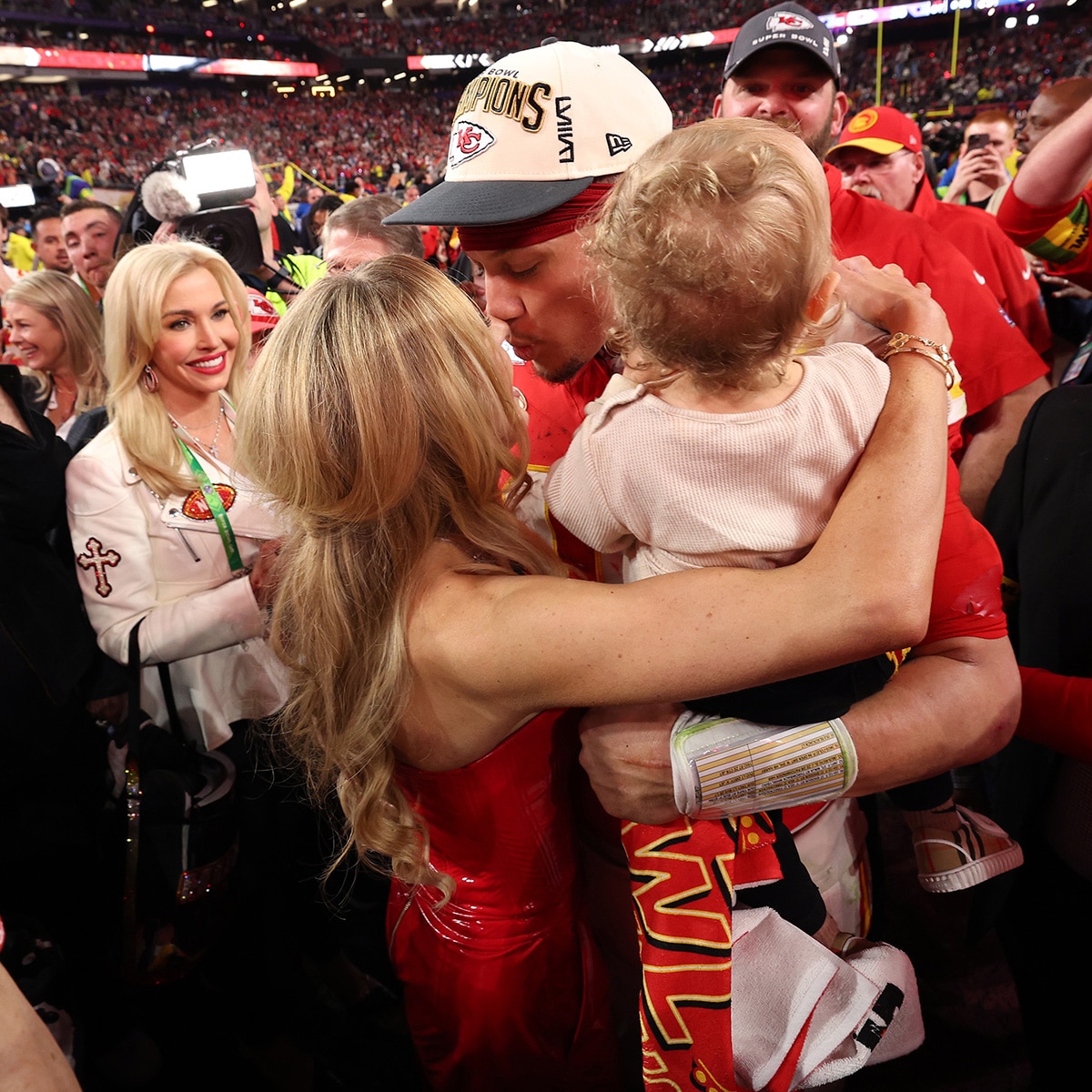Regala un trofeo a Patrick Mahomes y Brittany Mahomes por su celebración familiar tras ganar la Super Bowl