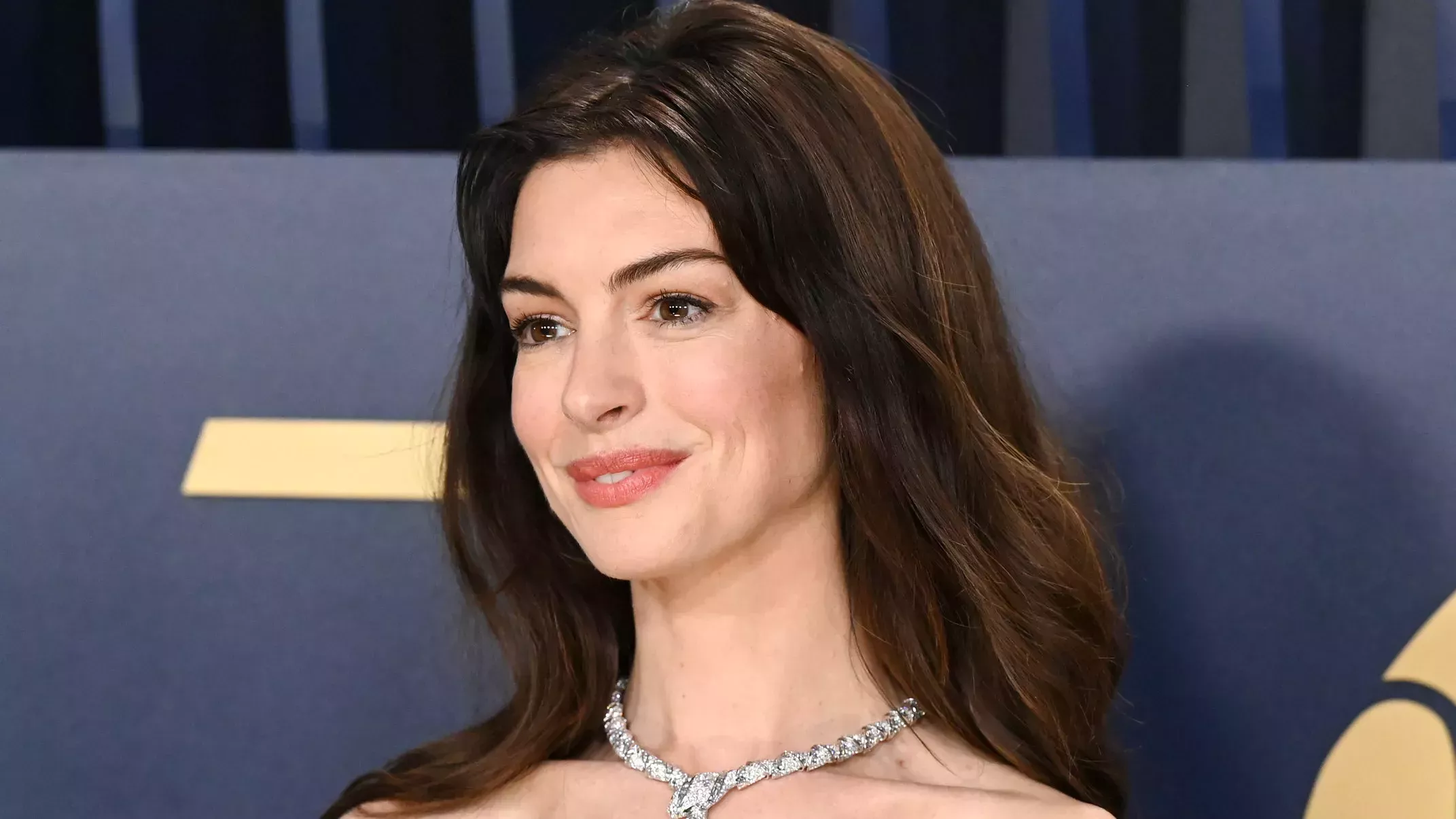 Anne Hathaway es una mujer totalmente nueva con un falso pixie y maquillaje oscuro