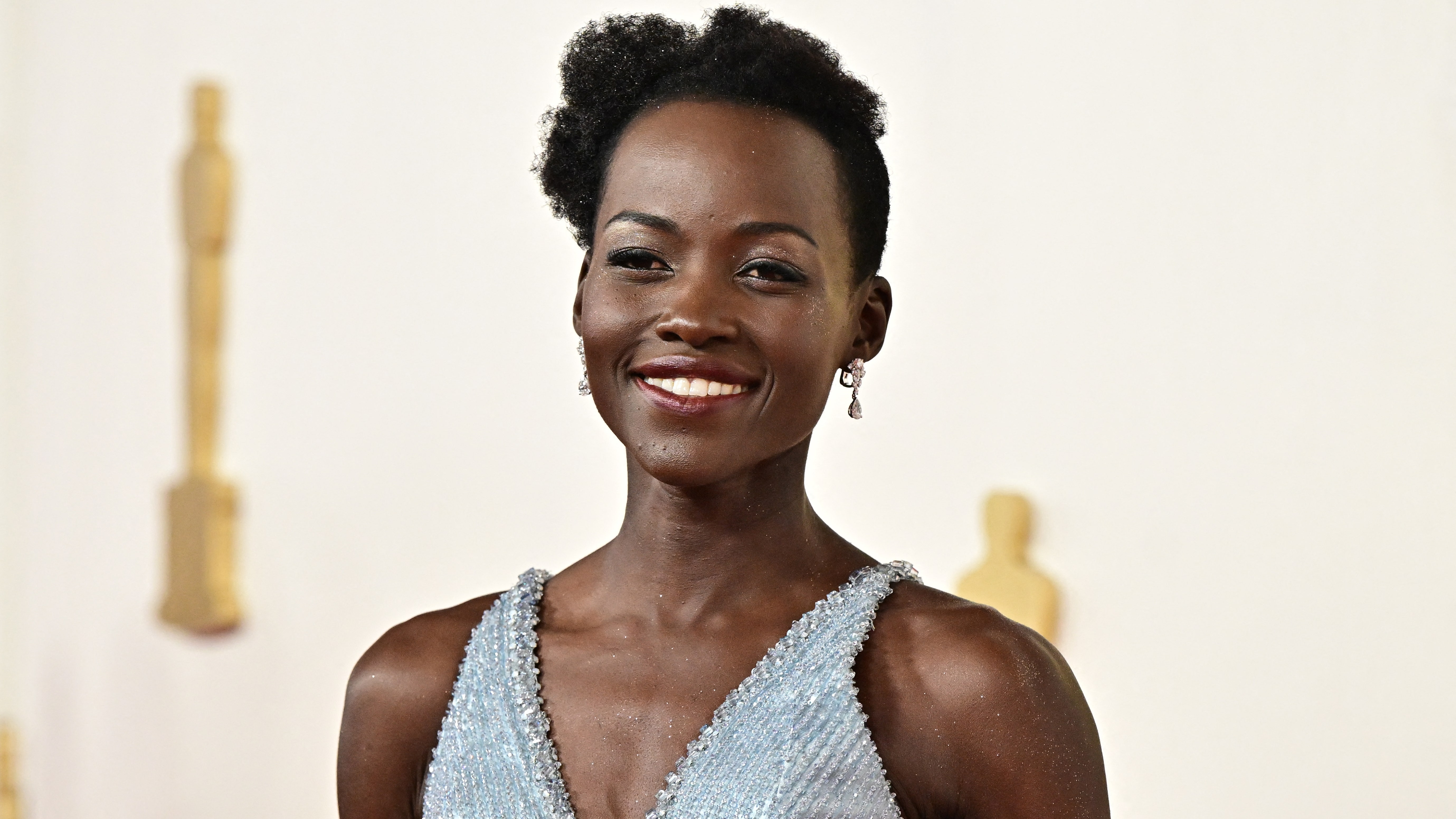 Así es como Lupita Nyong'o consiguió su brillo corporal Y2K en los Oscars