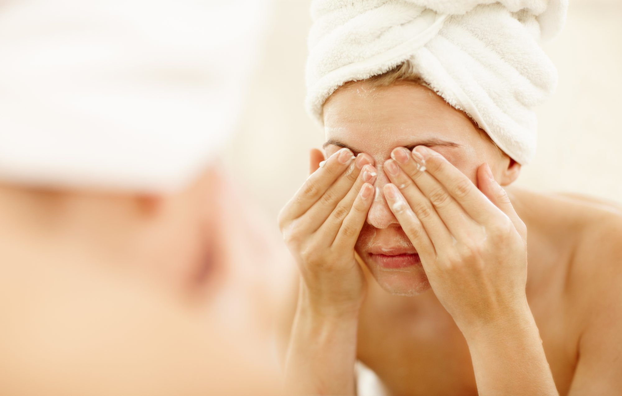 Cómo prevenir la hinchazón de la cara por la mañana