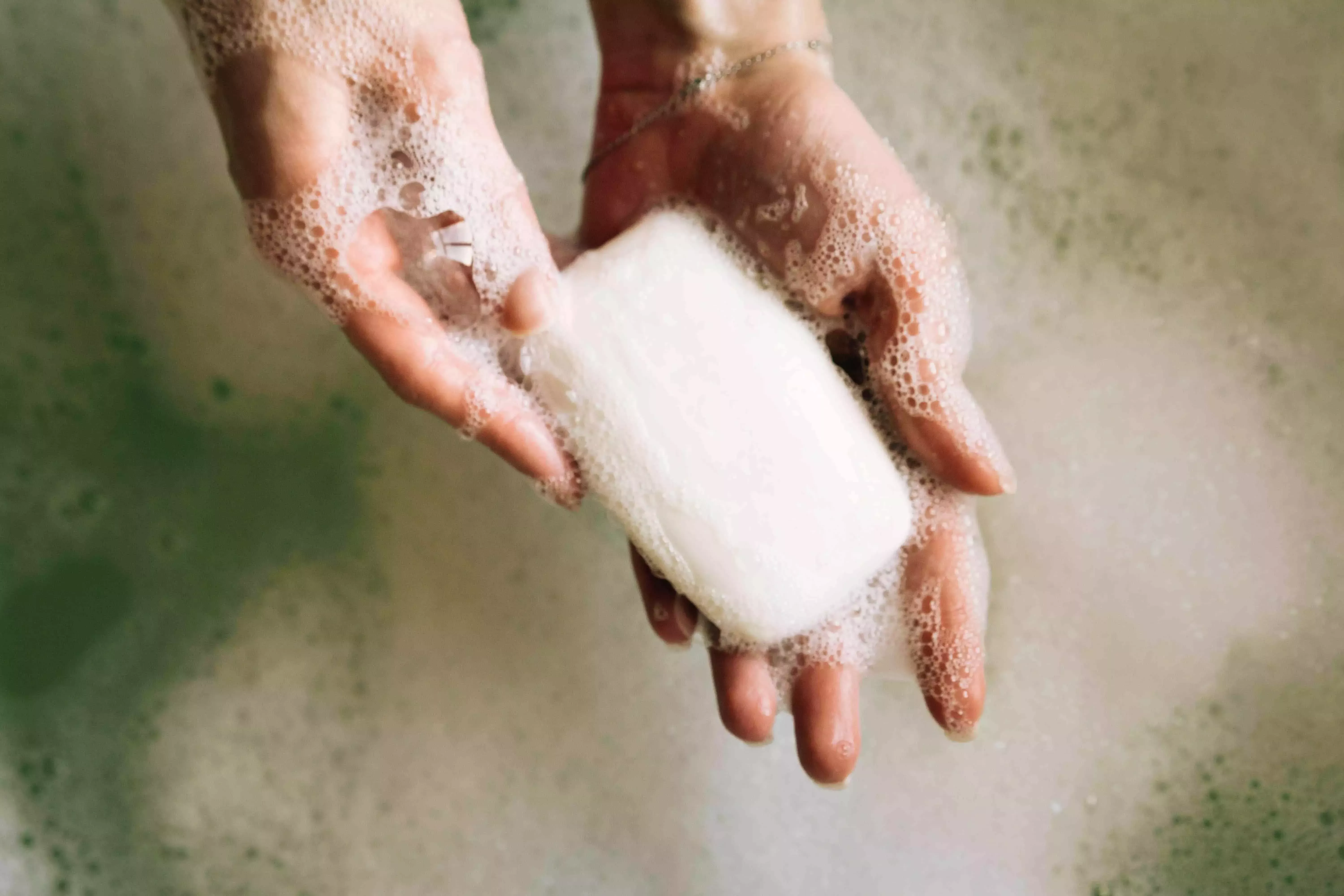 Cómo usar el jabón de ácido kójico: el producto aprobado por dermatólogos para atenuar las manchas oscuras