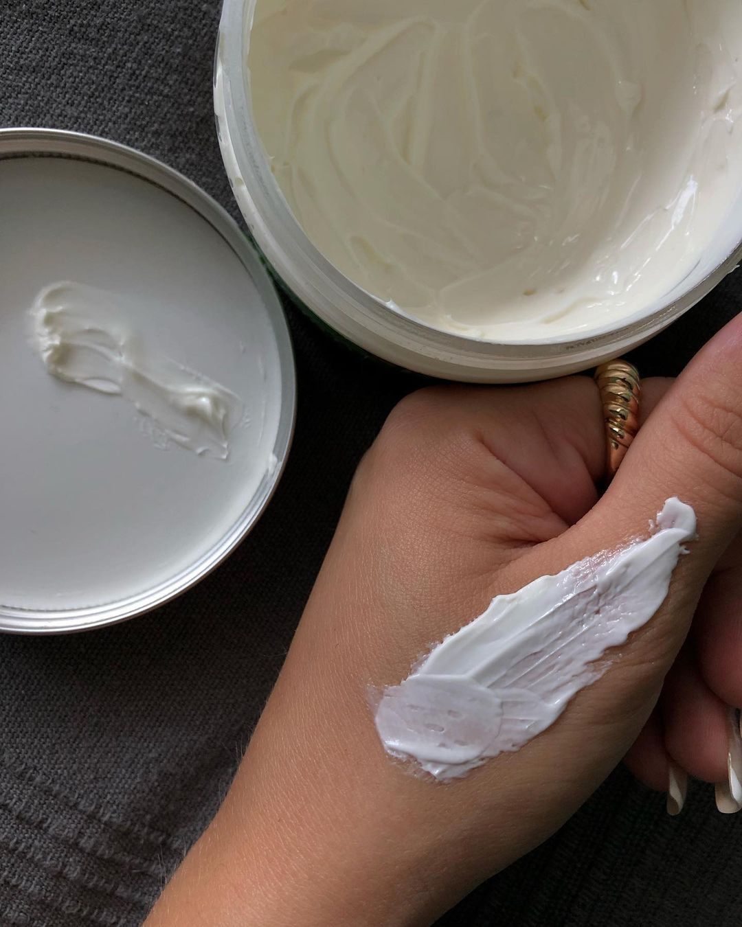 Descifrando el cuidado de la piel corporal: Lociones frente a aceites