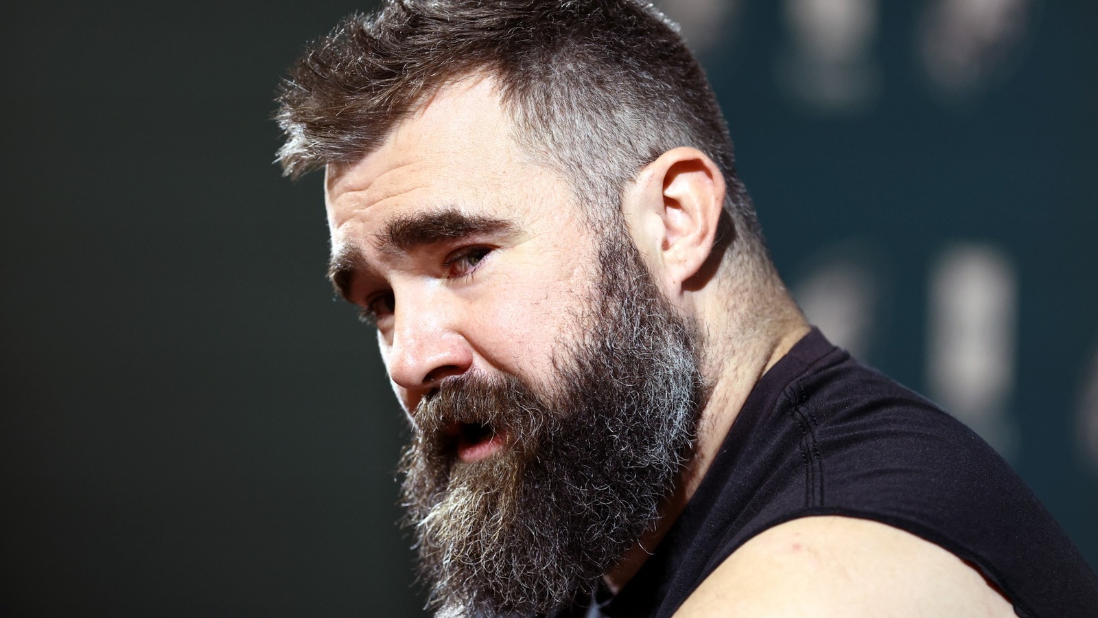 El insólito detalle que te perdiste durante el discurso de retirada de Jason Kelce y lo que realmente significa