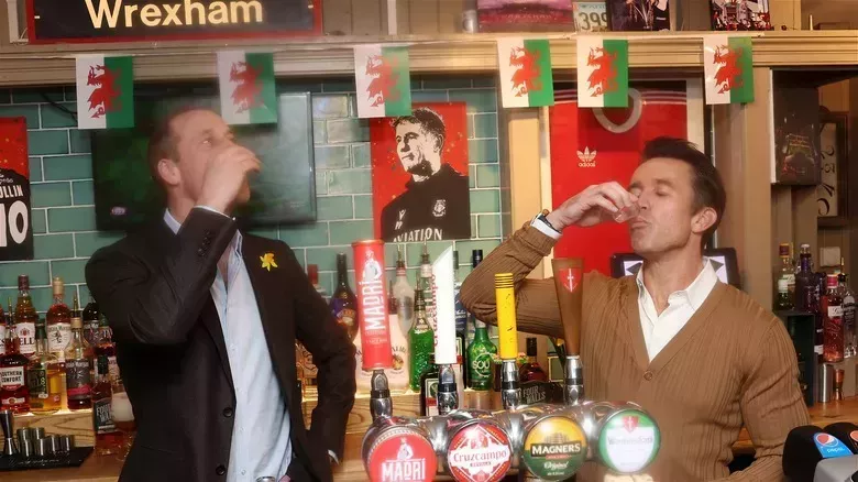 El príncipe Guillermo sale de fiesta en Wrexham sin Kate Middleton durante su recuperación quirúrgica