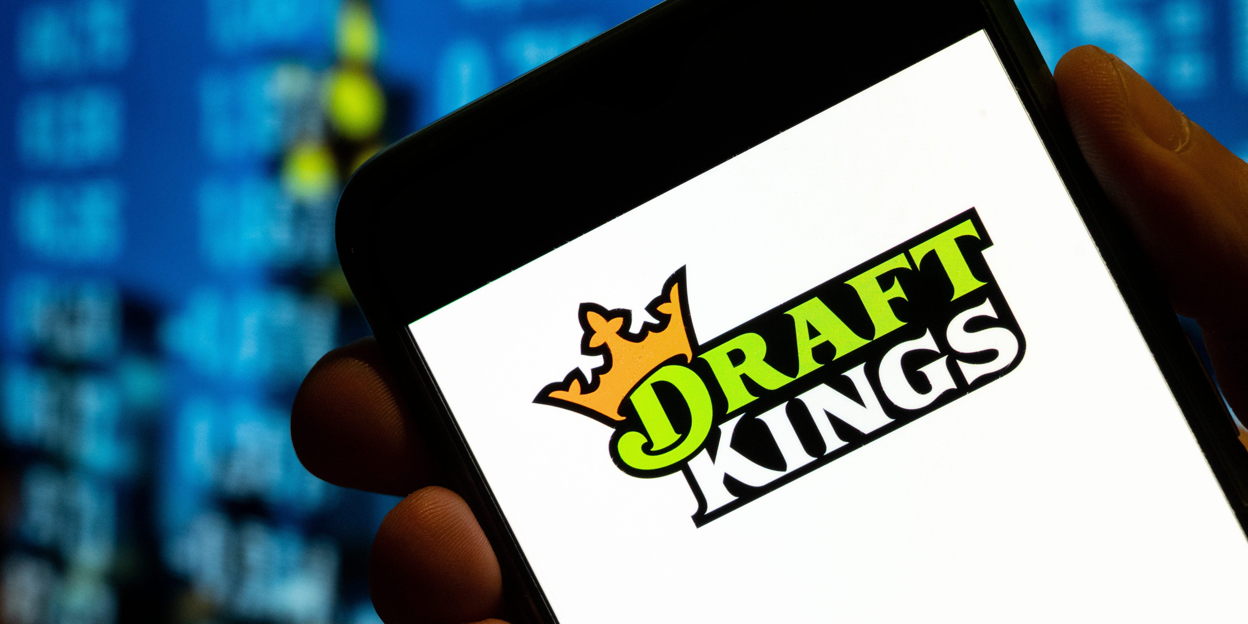 El tesorero de la asociación de padres de una escuela secundaria robó casi 30.000 dólares de una recaudación de fondos dirigida por estudiantes para apostar en DraftKings y FanDuel