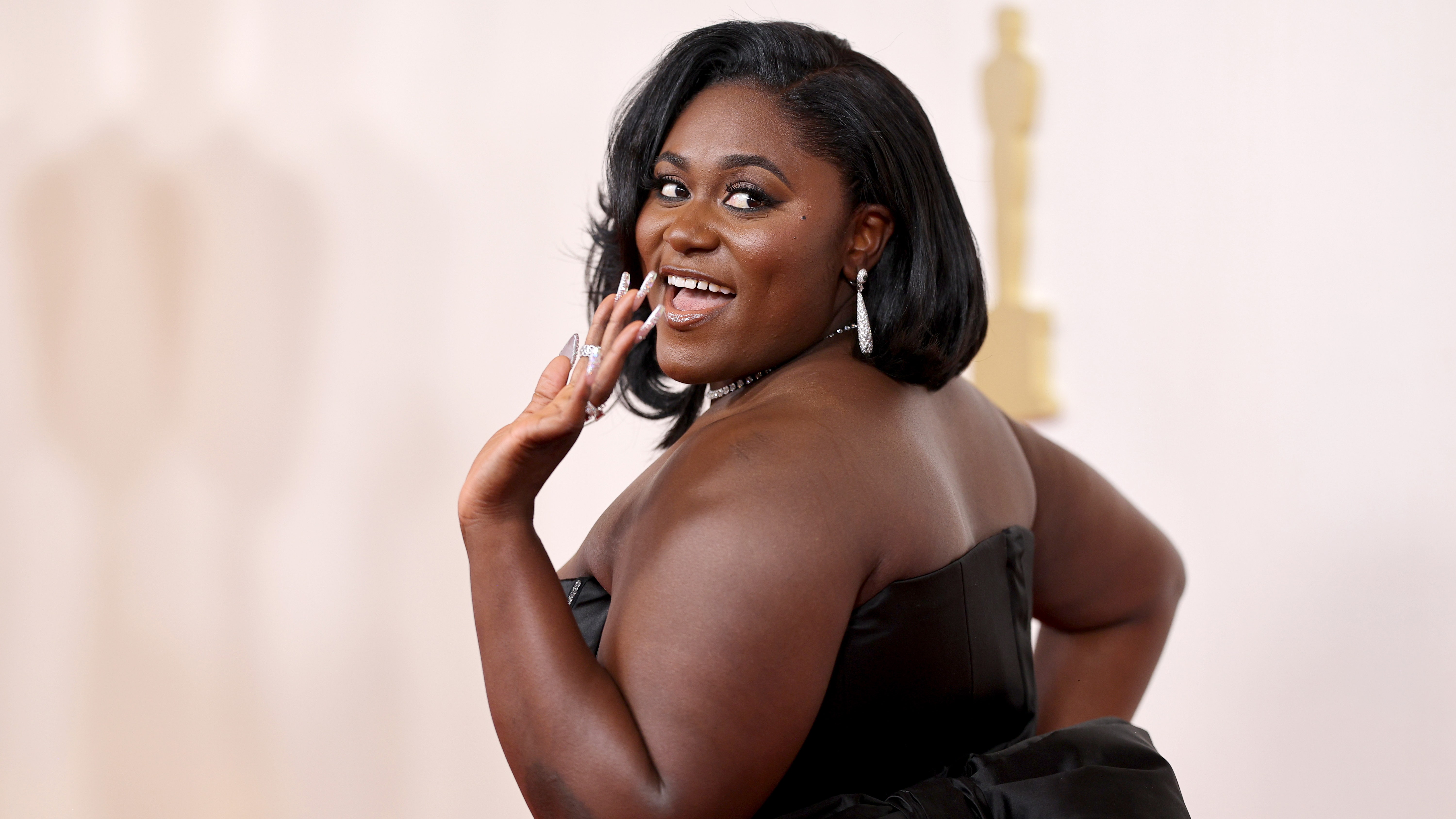 La manicura de Danielle Brooks para los Oscars 2024 tiene un dulce mensaje oculto