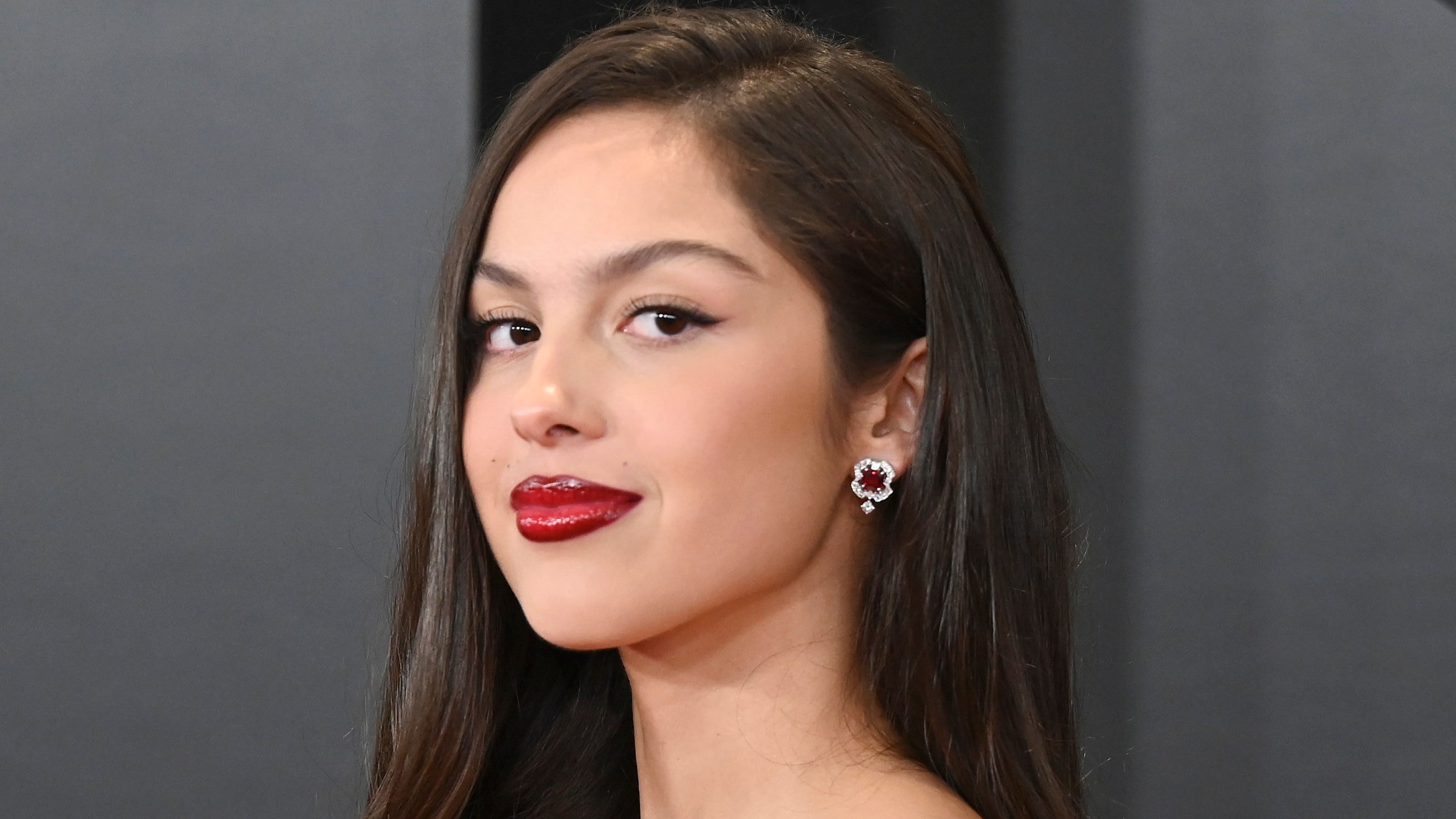 Olivia Rodrigo no podría estar más diferente con un flequillo corto y recortado