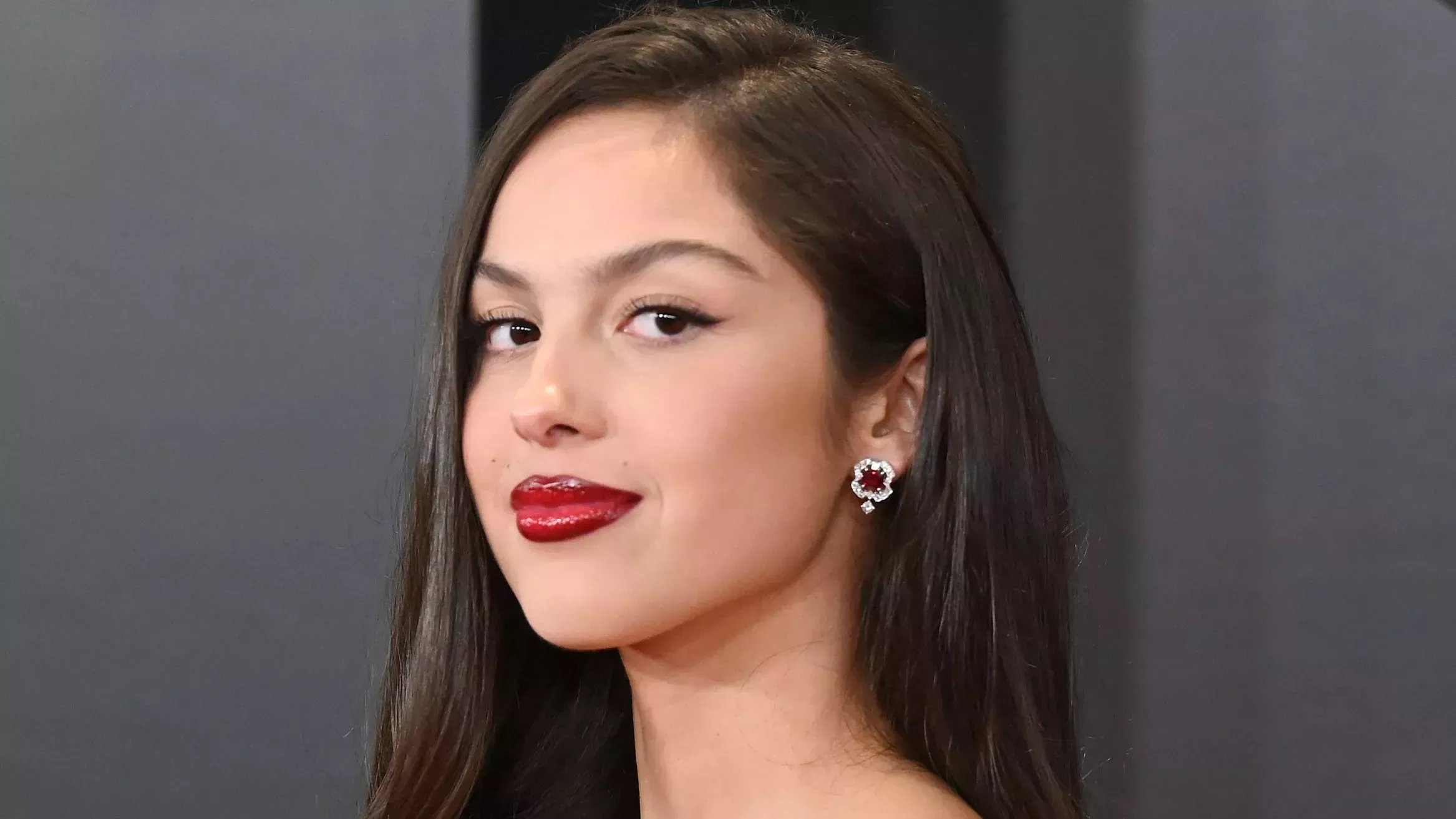 Olivia Rodrigo no podría estar más diferente con un flequillo corto y recortado