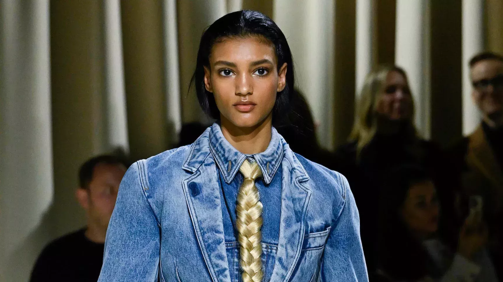 Schiaparelli dice que este año llevaremos lazos literales en el pelo