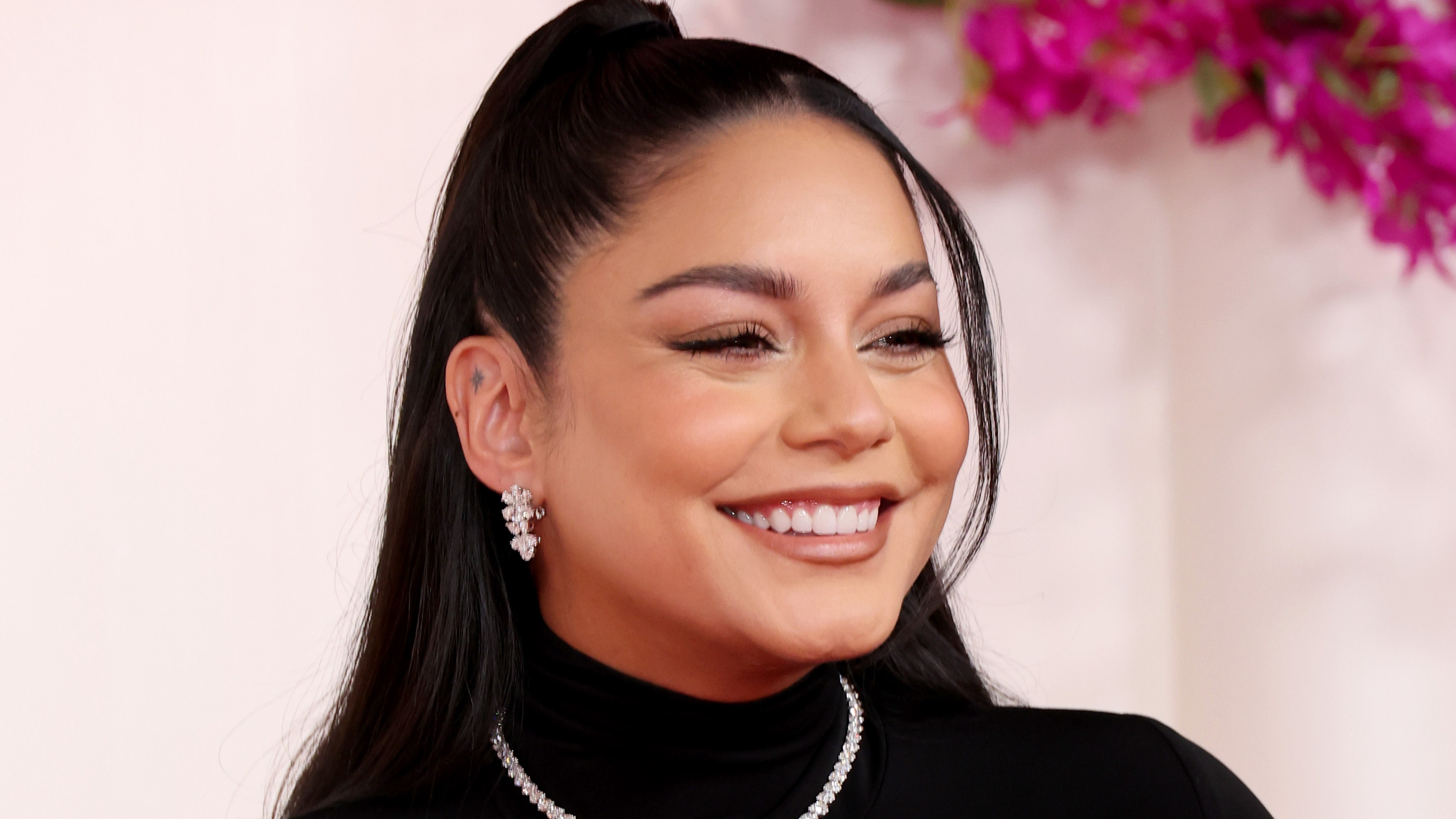 Vanessa Hudgens anunció su embarazo en los Oscar 2024 con más de medio metro de extensiones de pelo