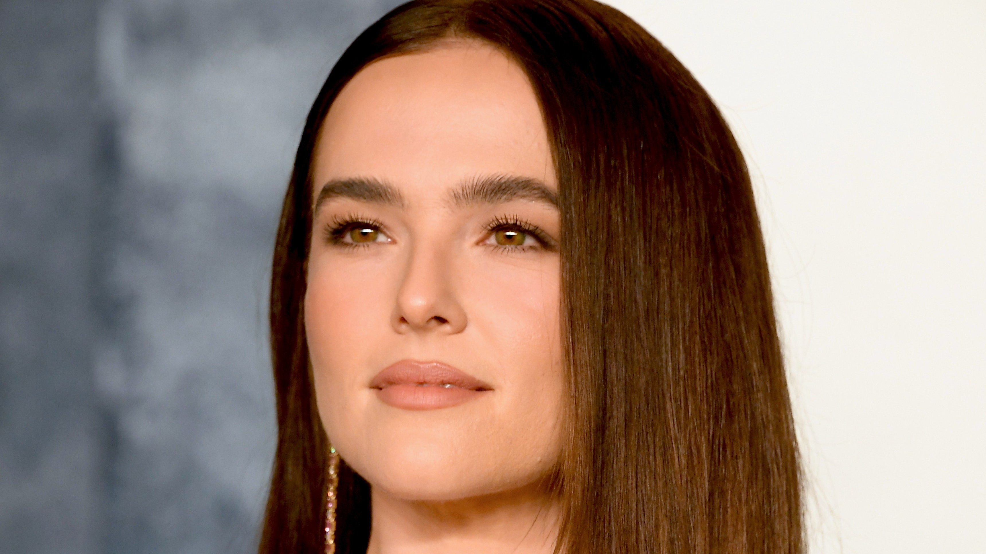 Zoey Deutch se cortó todo el pelo y se lo tiñó de rubio platino