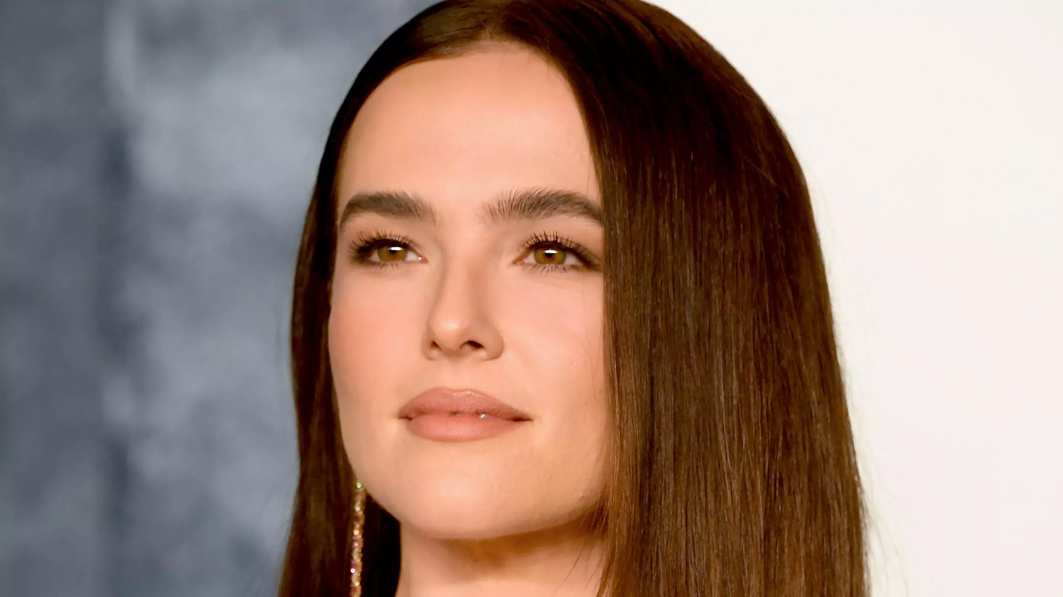 Zoey Deutch se cortó todo el pelo y se lo tiñó de rubio platino