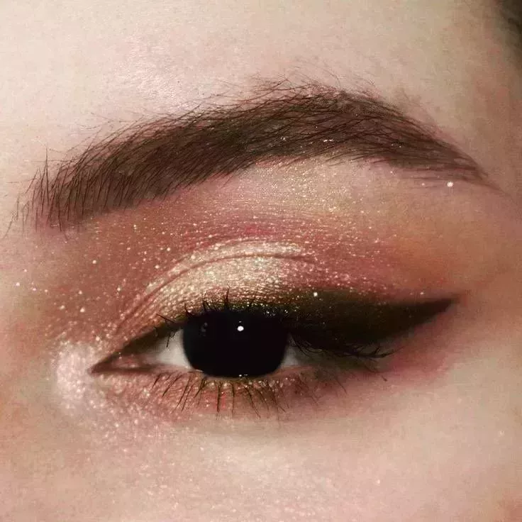 20 ideas modernas de maquillaje de ojos para novias indias