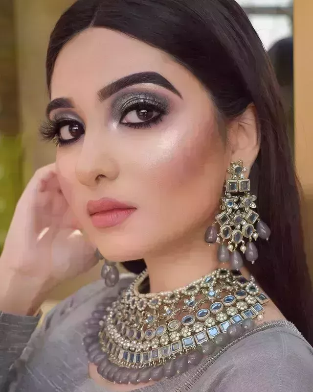 20 ideas modernas de maquillaje de ojos para novias indias