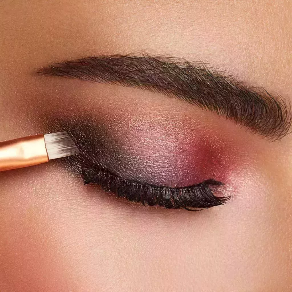 20 ideas modernas de maquillaje de ojos para novias indias