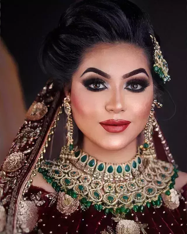 20 ideas modernas de maquillaje de ojos para novias indias