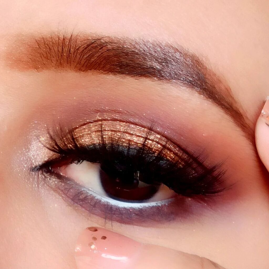 20 ideas modernas de maquillaje de ojos para novias indias