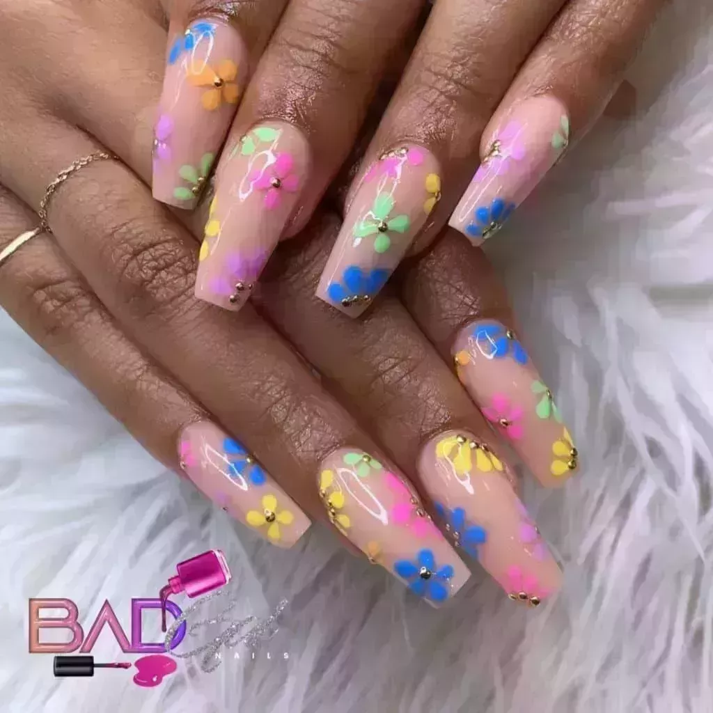 20 Lindos diseños de uñas de color rosa 2023