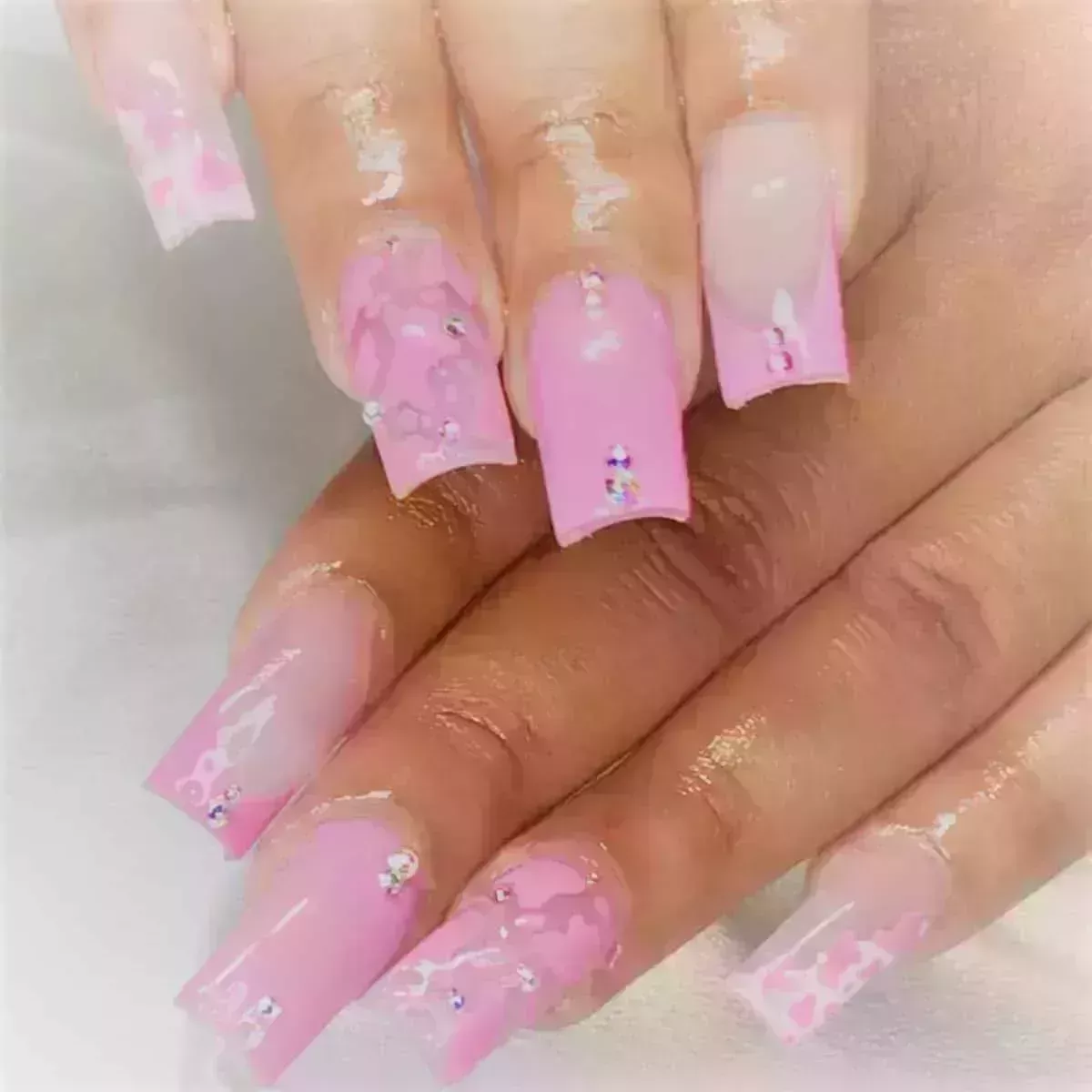 20 Lindos diseños de uñas de color rosa 2023
