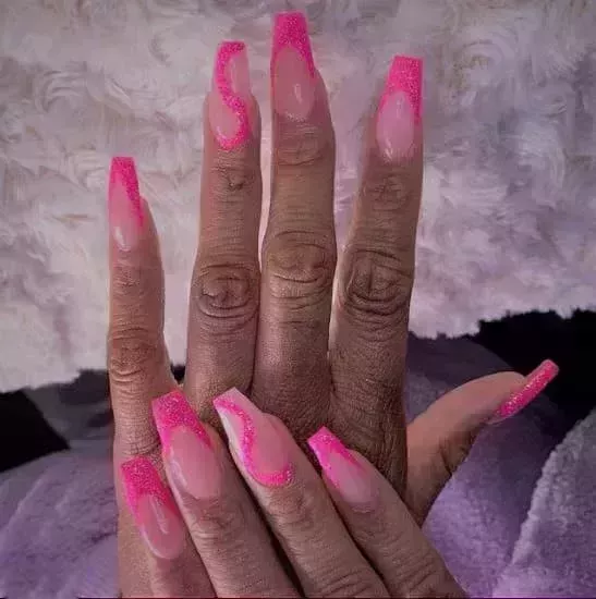20 Lindos diseños de uñas de color rosa 2023