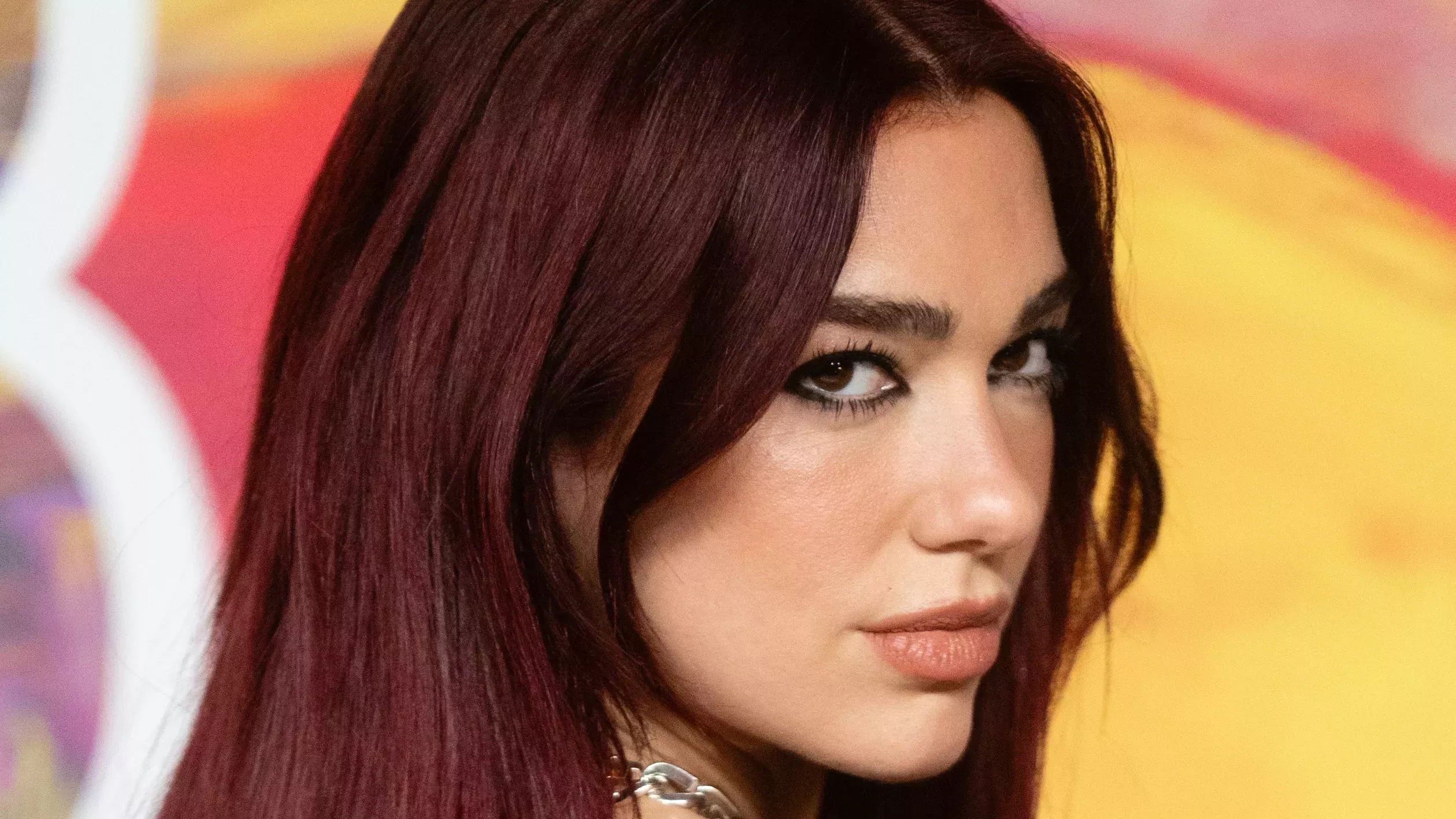 Dua Lipa, ¿Adónde se han ido tus cejas?