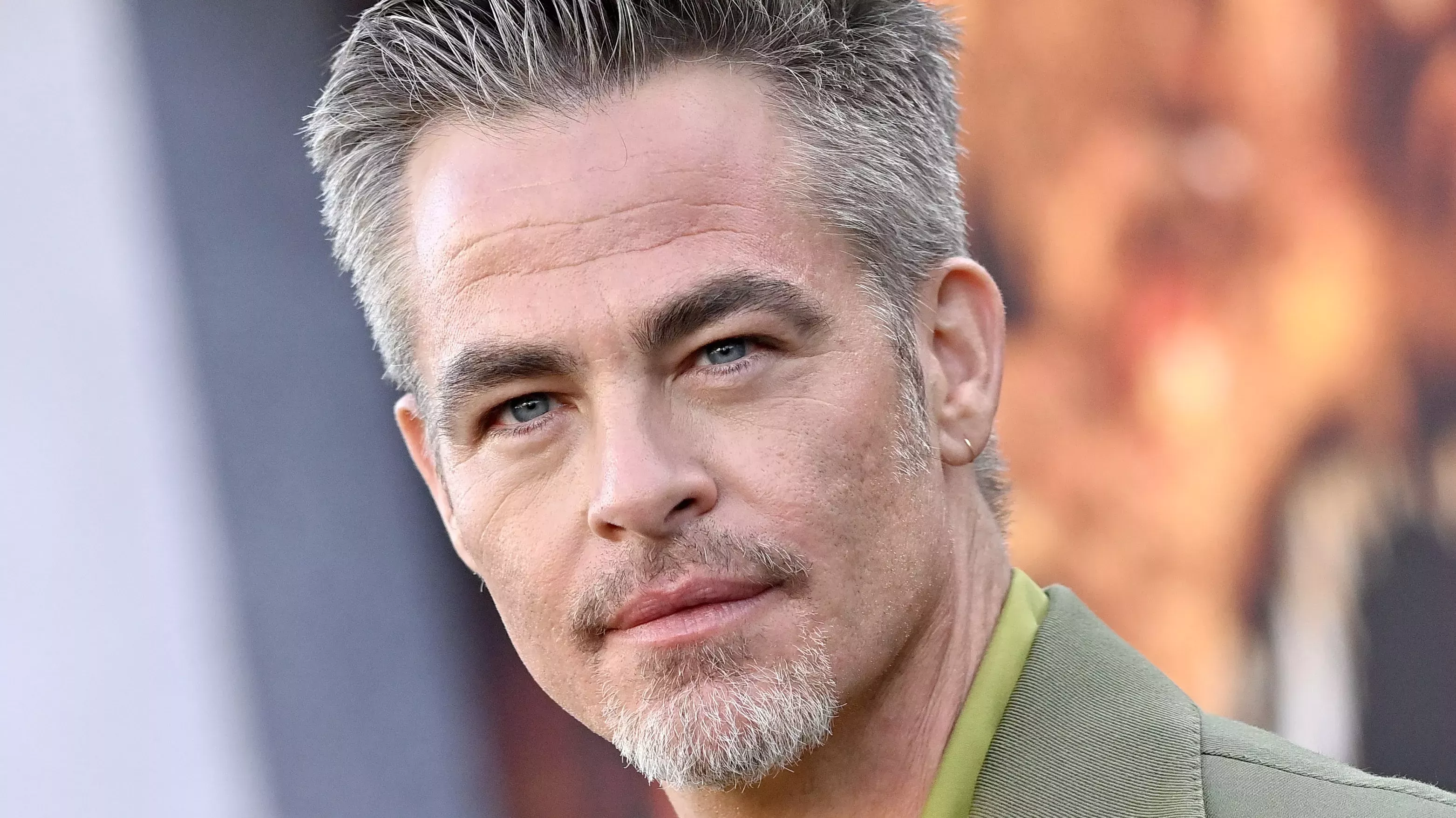 El pelo de Chris Pine ha alcanzado la cima Surf Daddy