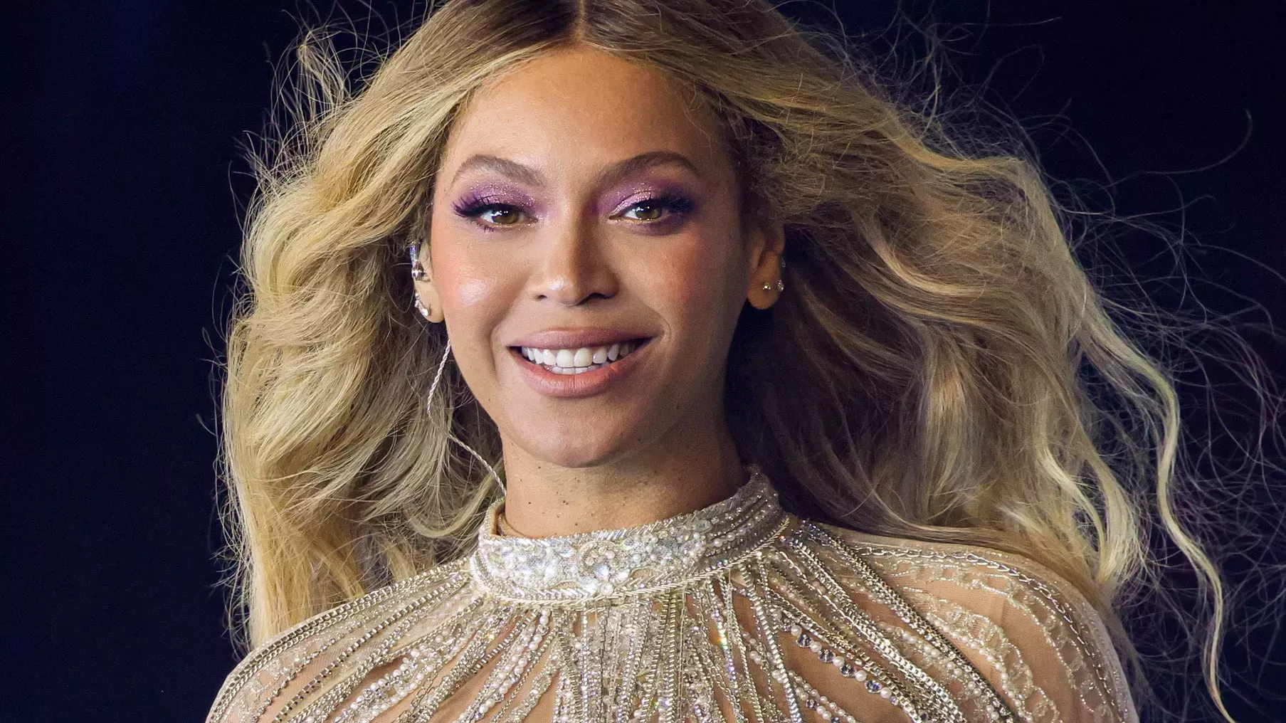 Las ondas rubias platino de Beyoncé siguen y siguen y siguen