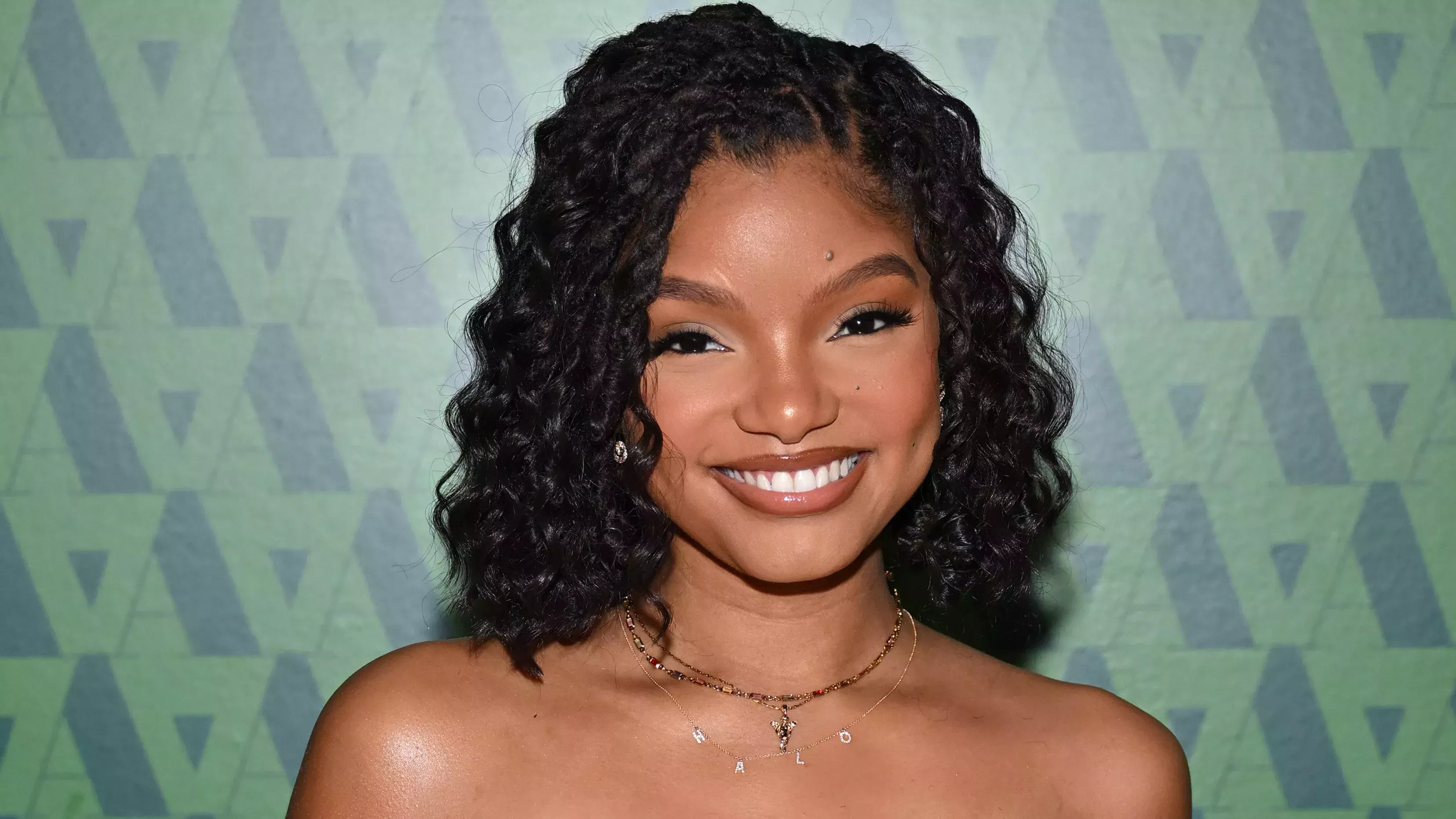 Las uñas multicolores de Halle Bailey no combinan muy bien, pero de la mejor manera