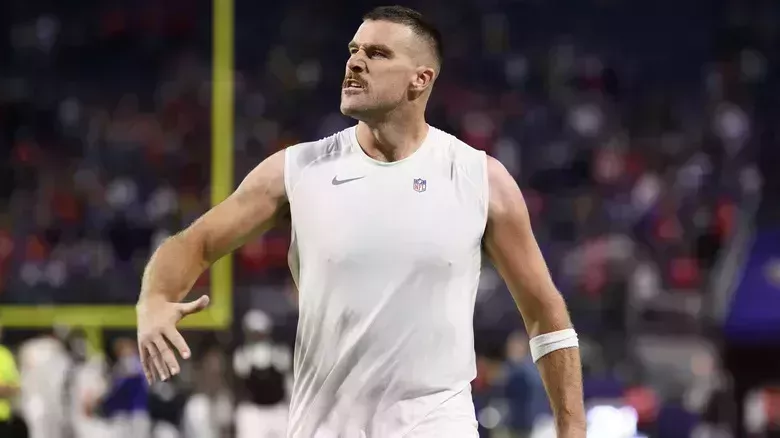 Los mejores momentos de moda de Travis Kelce inspirados en Taylor Swift