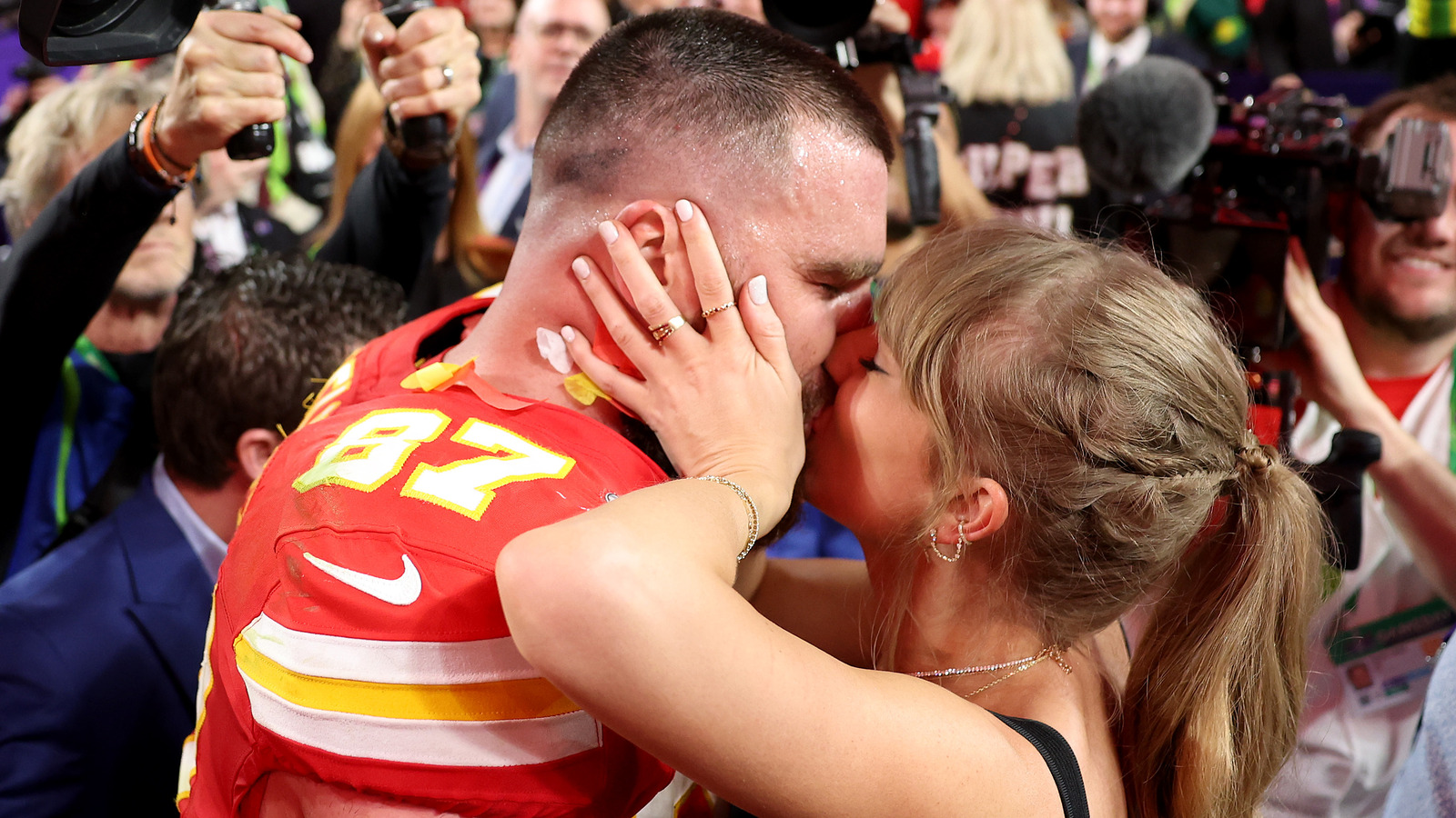 Los mejores momentos de moda de Travis Kelce inspirados en Taylor Swift